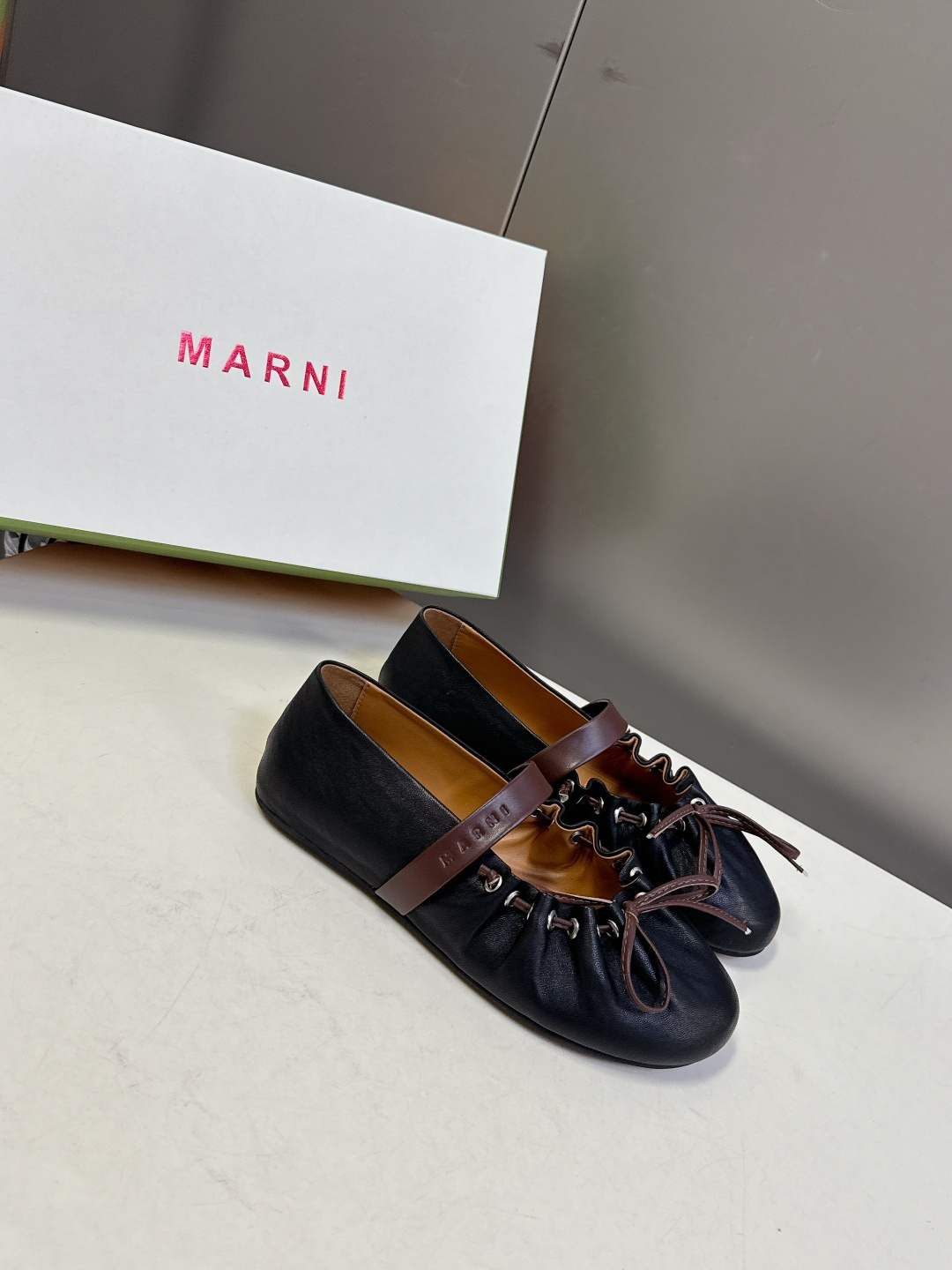 MARNI玛尼2026春夏褶皱蝴蝶结 玛丽珍 芭蕾舞鞋 超多明星网红种草 简约的设计 圆头轮廓、撞色鞋面