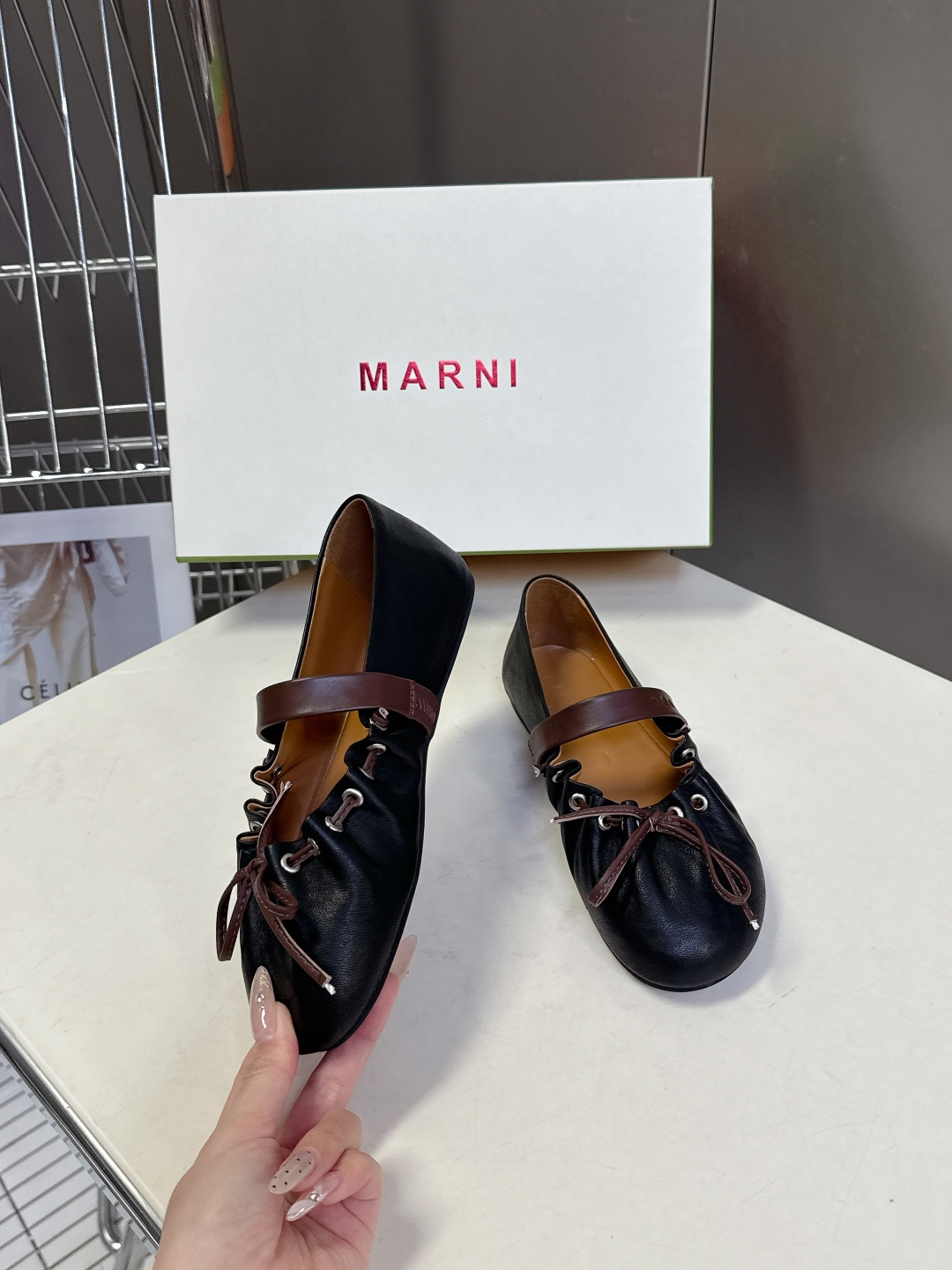 MARNI玛尼2026春夏褶皱蝴蝶结 玛丽珍 芭蕾舞鞋 超多明星网红种草 简约的设计 圆头轮廓、撞色鞋面