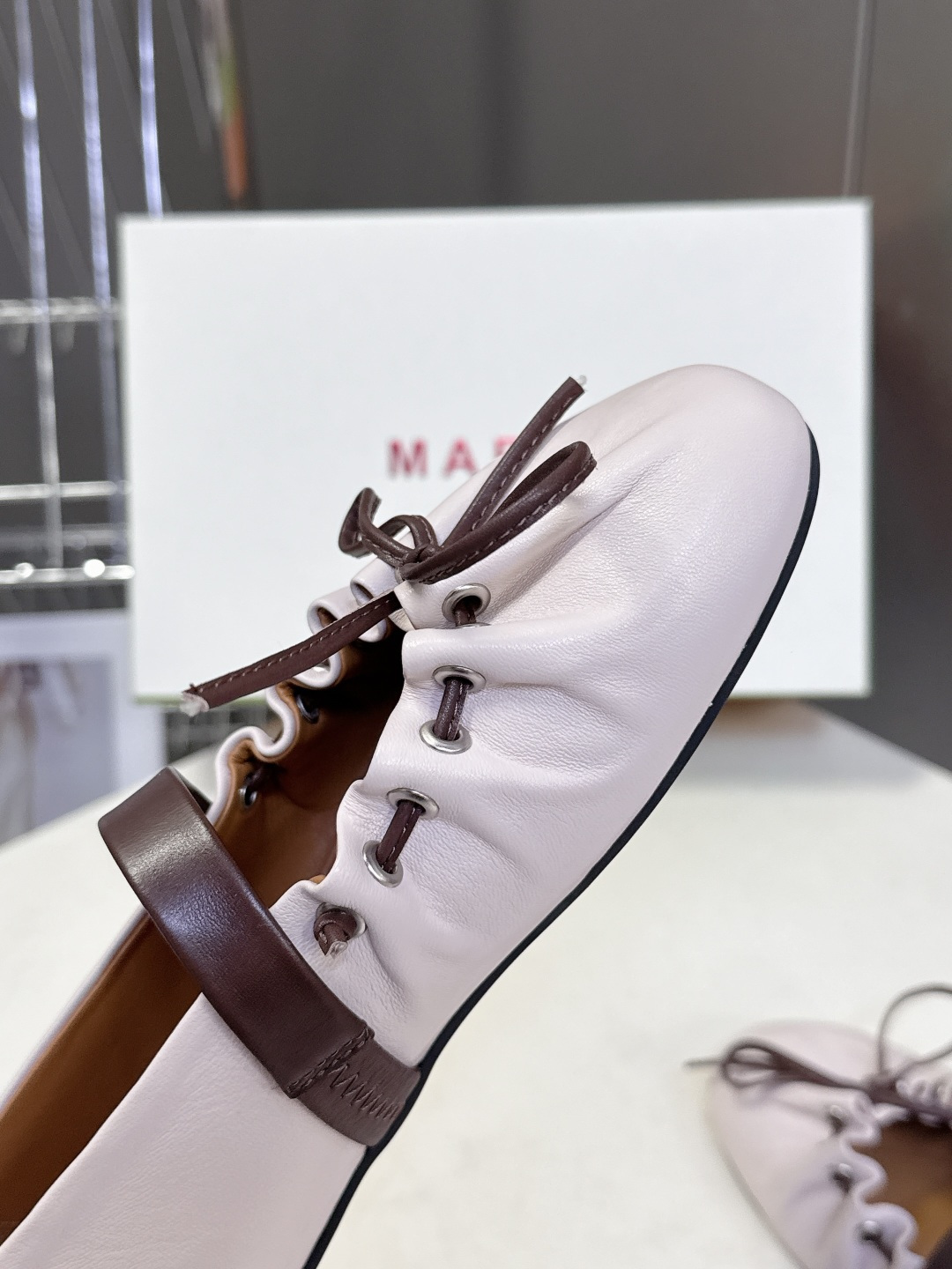 MARNI玛尼2026春夏褶皱蝴蝶结 玛丽珍 芭蕾舞鞋 超多明星网红种草 简约的设计 圆头轮廓、撞色鞋面