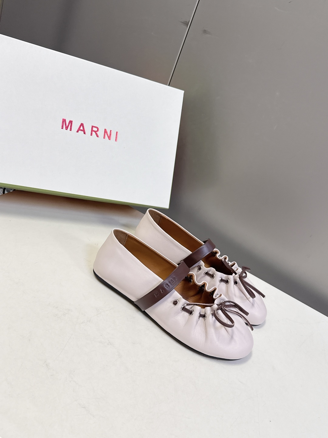 MARNI玛尼2026春夏褶皱蝴蝶结 玛丽珍 芭蕾舞鞋 超多明星网红种草 简约的设计 圆头轮廓、撞色鞋面