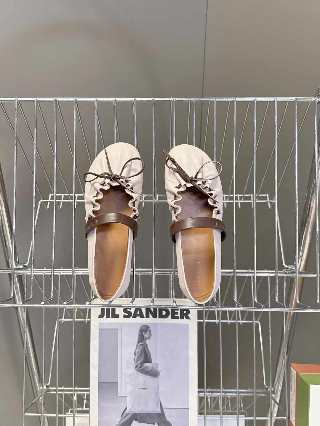 MARNI玛尼2026春夏褶皱蝴蝶结 玛丽珍 芭蕾舞鞋 超多明星网红种草 简约的设计 圆头轮廓、撞色鞋面