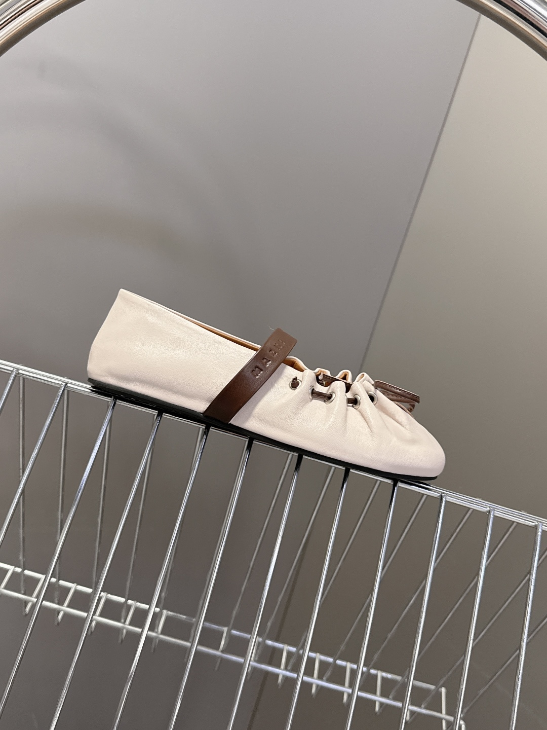 MARNI玛尼2026春夏褶皱蝴蝶结 玛丽珍 芭蕾舞鞋 超多明星网红种草 简约的设计 圆头轮廓、撞色鞋面