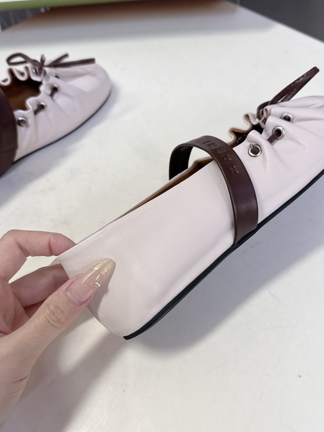 MARNI玛尼2026春夏褶皱蝴蝶结 玛丽珍 芭蕾舞鞋 超多明星网红种草 简约的设计 圆头轮廓、撞色鞋面