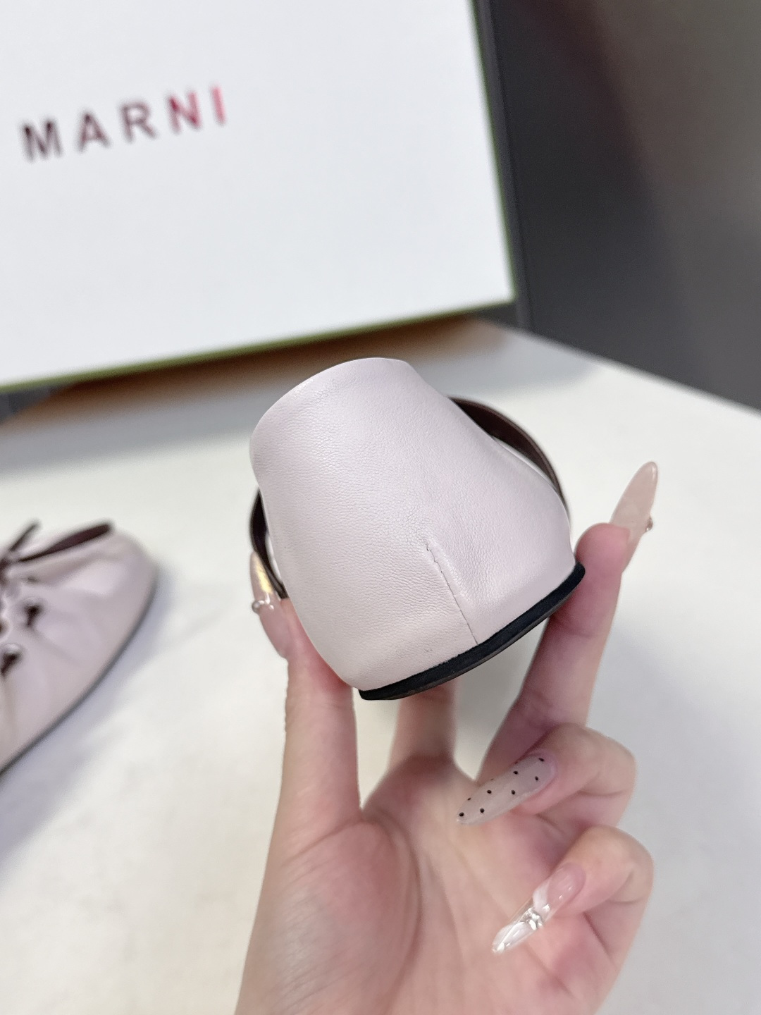 MARNI玛尼2026春夏褶皱蝴蝶结 玛丽珍 芭蕾舞鞋 超多明星网红种草 简约的设计 圆头轮廓、撞色鞋面