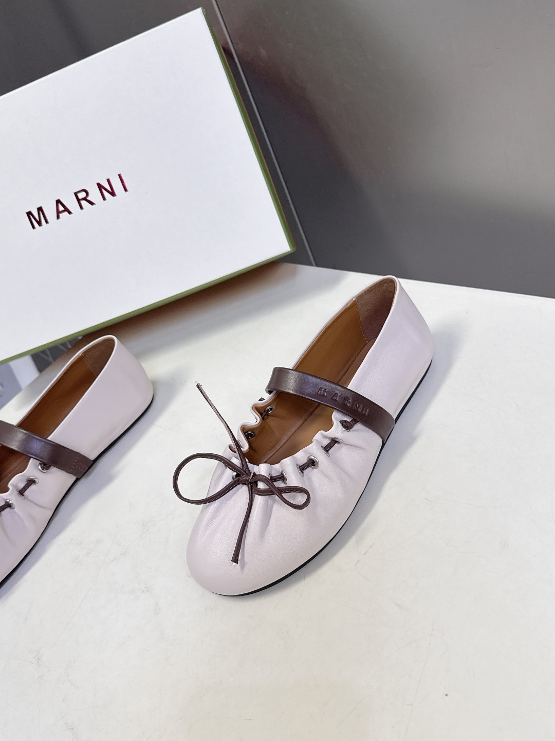 MARNI玛尼2026春夏褶皱蝴蝶结 玛丽珍 芭蕾舞鞋 超多明星网红种草 简约的设计 圆头轮廓、撞色鞋面