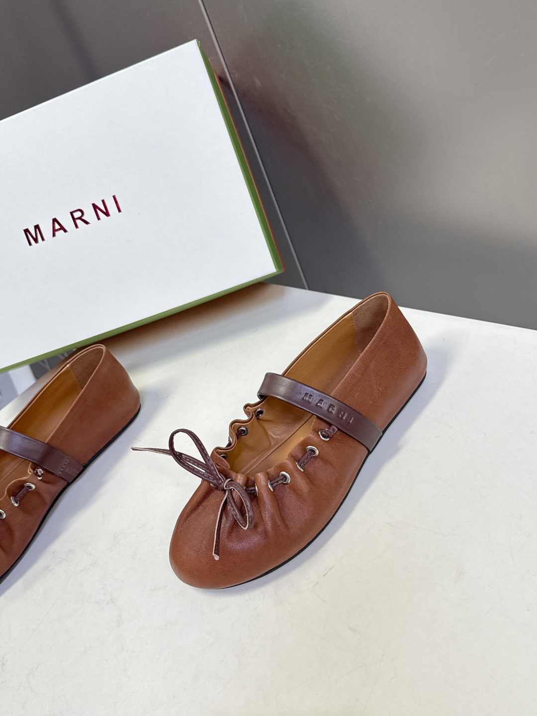 MARNI玛尼2026春夏褶皱蝴蝶结 玛丽珍 芭蕾舞鞋 超多明星网红种草 简约的设计 圆头轮廓、撞色鞋面