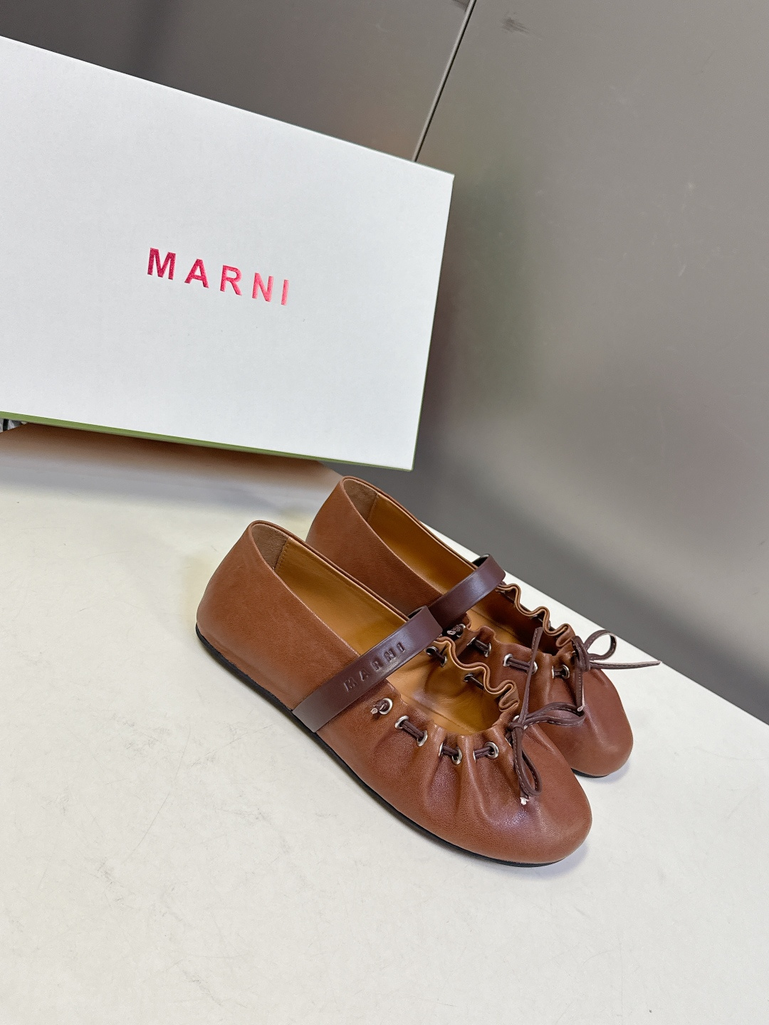 MARNI玛尼2026春夏褶皱蝴蝶结 玛丽珍 芭蕾舞鞋 超多明星网红种草 简约的设计 圆头轮廓、撞色鞋面