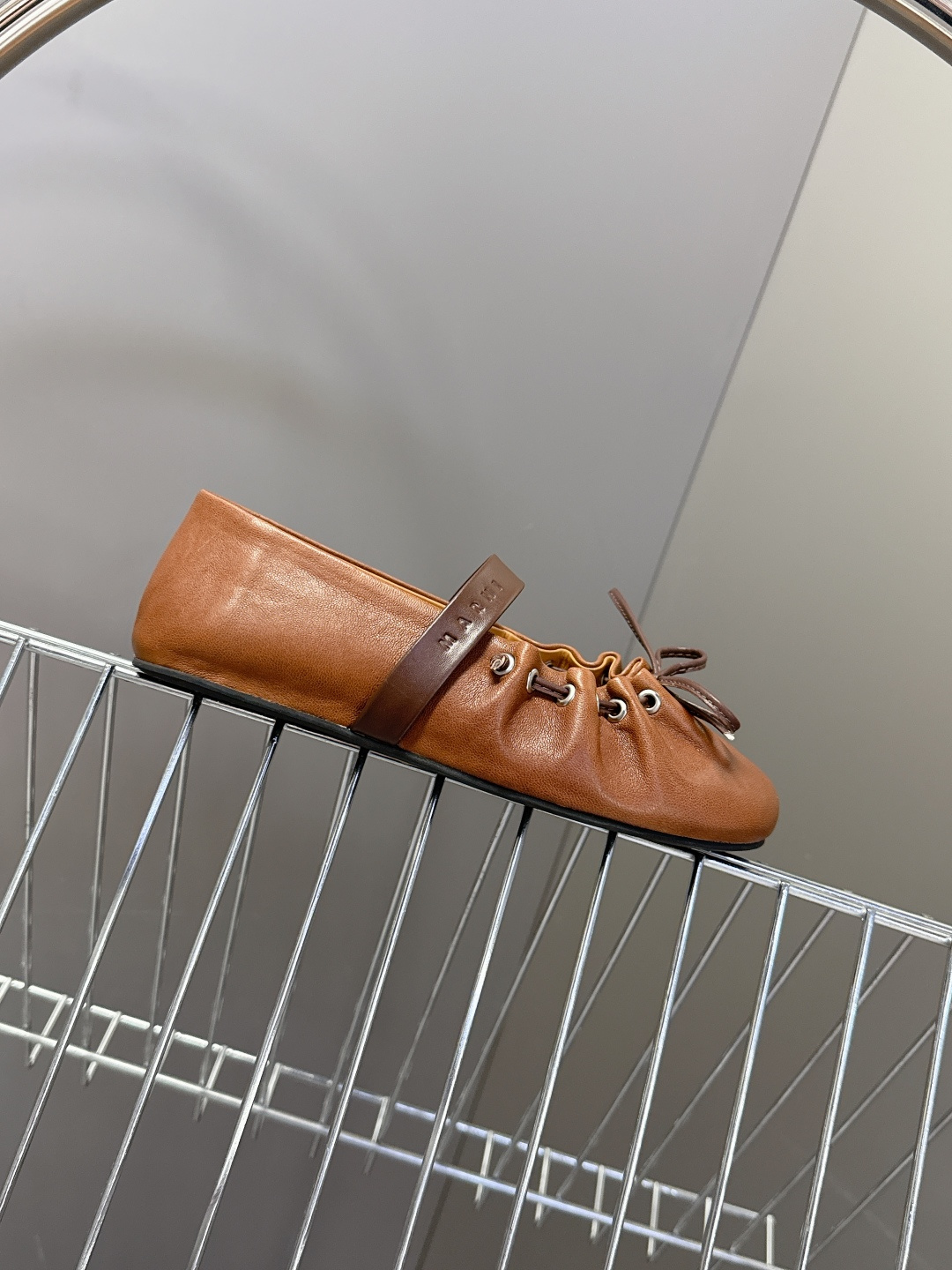 MARNI玛尼2026春夏褶皱蝴蝶结 玛丽珍 芭蕾舞鞋 超多明星网红种草 简约的设计 圆头轮廓、撞色鞋面