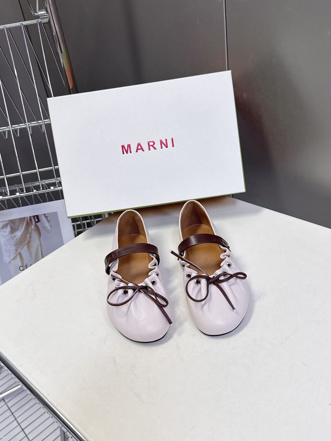 MARNI玛尼2026春夏褶皱蝴蝶结 玛丽珍 芭蕾舞鞋 超多明星网红种草 简约的设计 圆头轮廓、撞色鞋面
