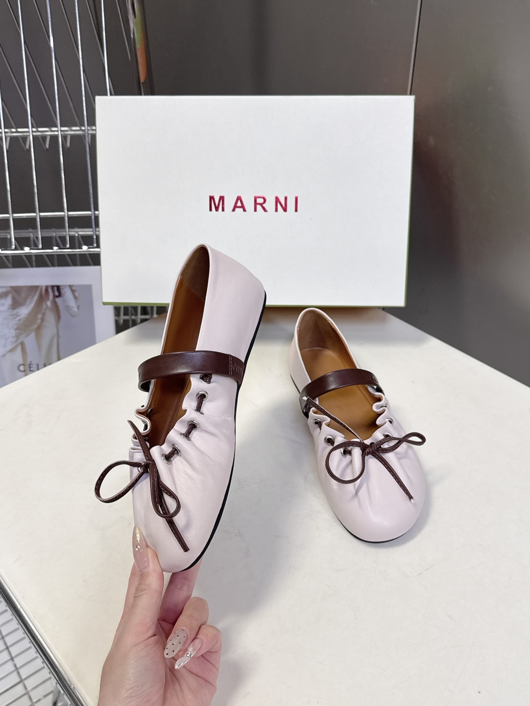 MARNI玛尼2026春夏褶皱蝴蝶结 玛丽珍 芭蕾舞鞋 超多明星网红种草 简约的设计 圆头轮廓、撞色鞋面