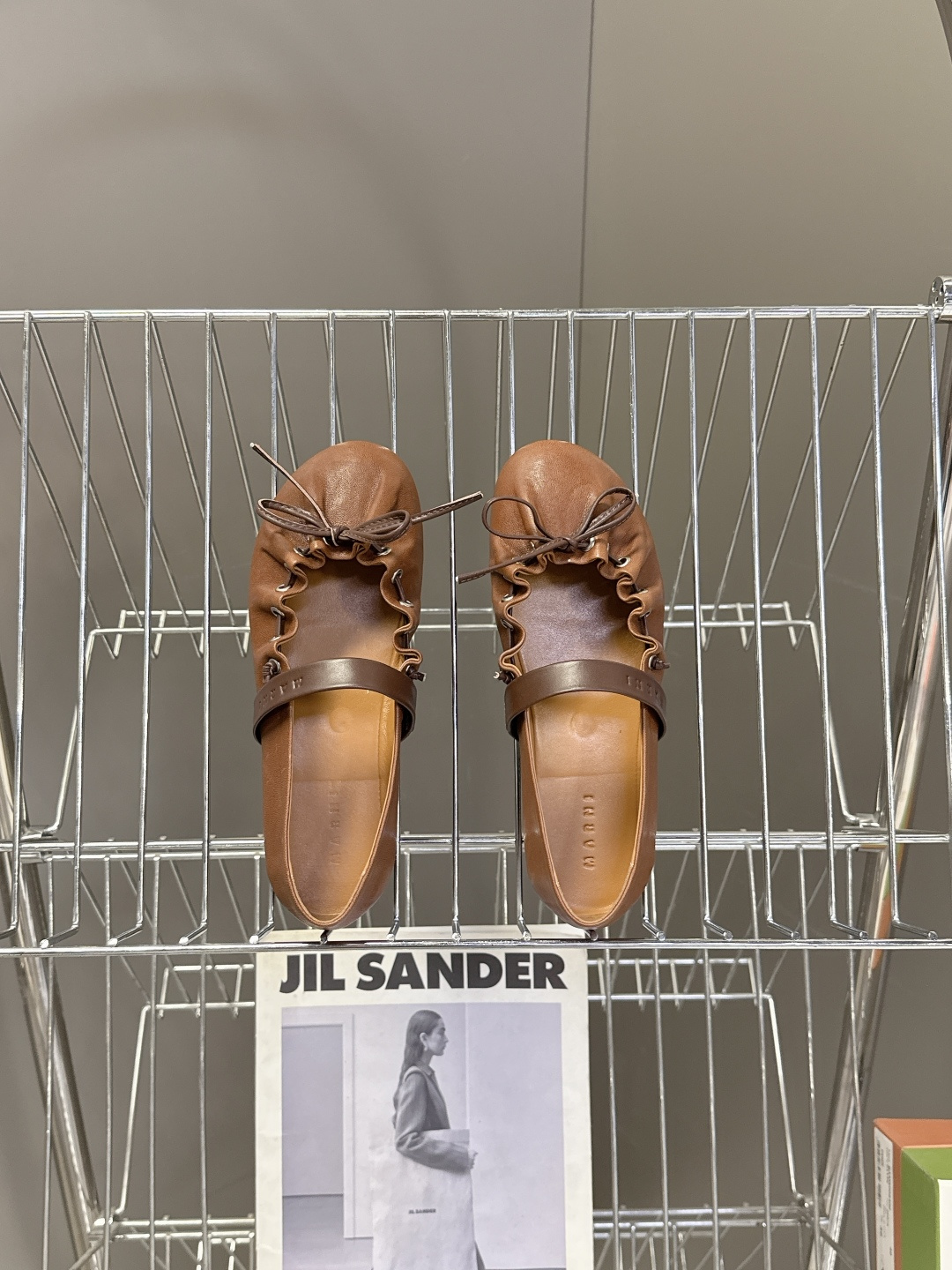 MARNI玛尼2026春夏褶皱蝴蝶结 玛丽珍 芭蕾舞鞋 超多明星网红种草 简约的设计 圆头轮廓、撞色鞋面