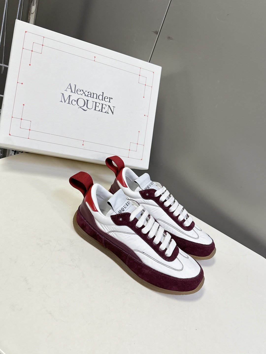 男装➕10 McQueen麦昆春夏最新情侣款 德训鞋 休闲鞋当下最火爆的一款的德训鞋 灵感来自经典复古学