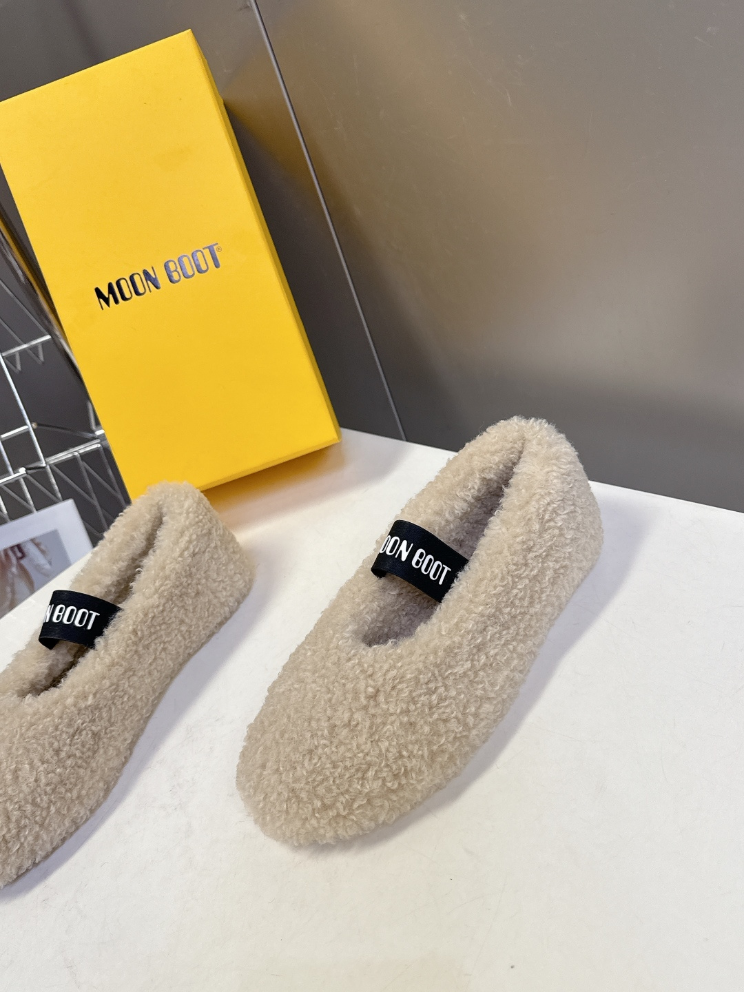Moon Boot雪地靴品牌毛毛拖 毛毛鞋它以独特设计 将品牌经典与时尚前沿巧妙融合 标志性品牌大log