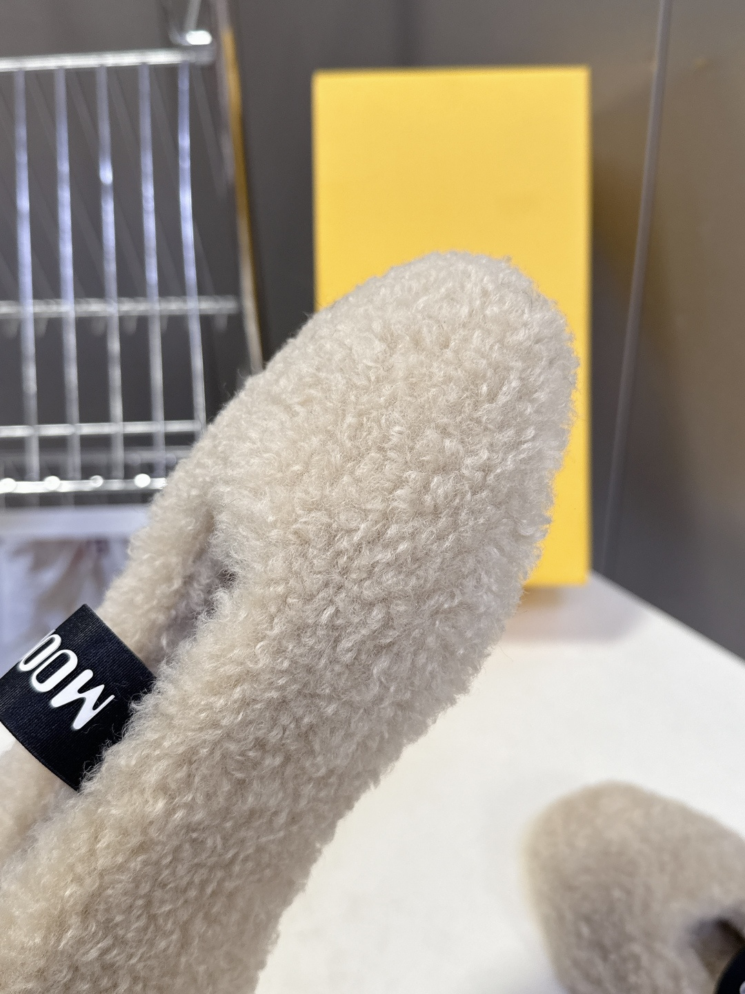 Moon Boot雪地靴品牌毛毛拖 毛毛鞋它以独特设计 将品牌经典与时尚前沿巧妙融合 标志性品牌大log