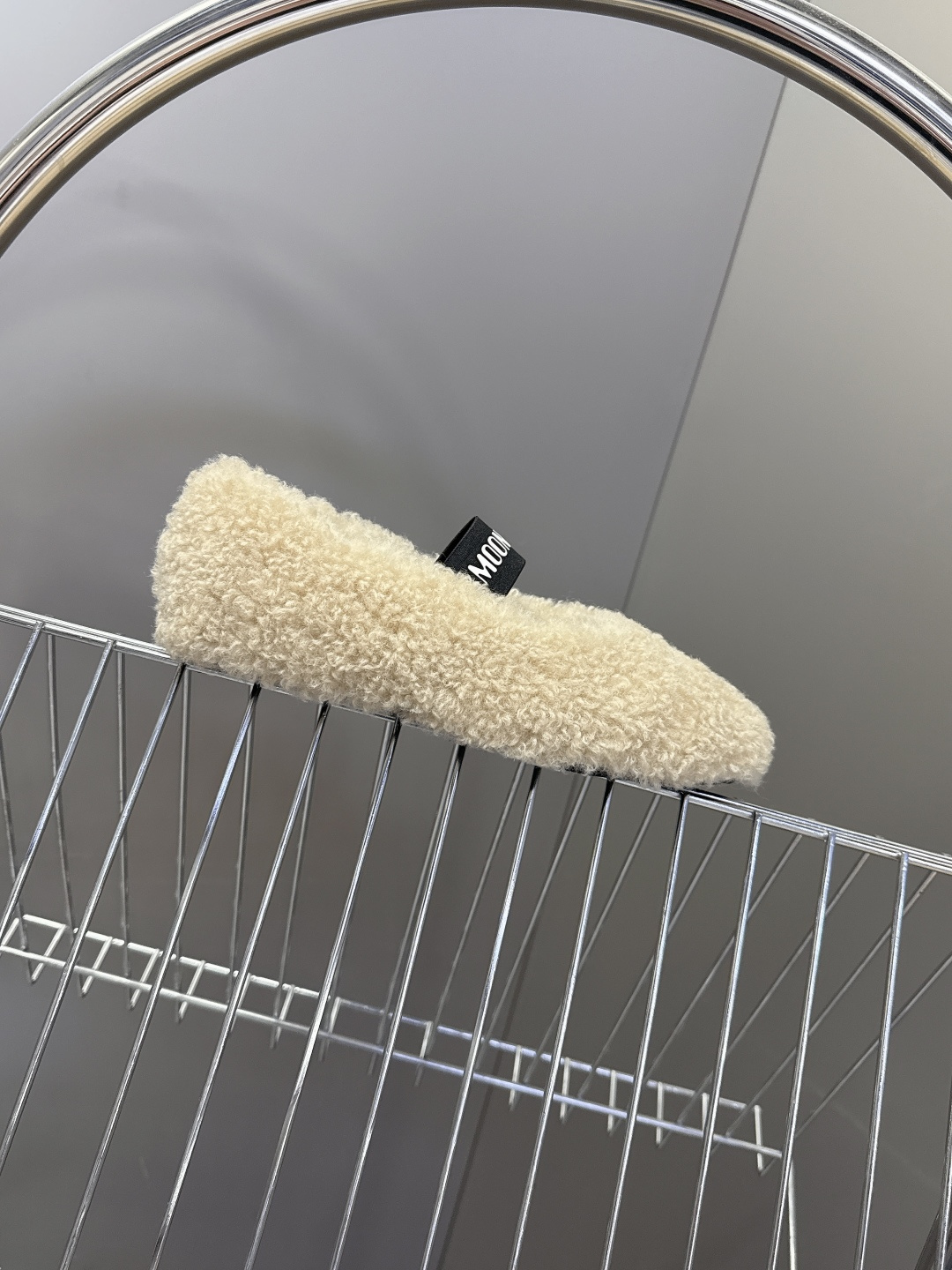 Moon Boot雪地靴品牌毛毛拖 毛毛鞋它以独特设计 将品牌经典与时尚前沿巧妙融合 标志性品牌大log