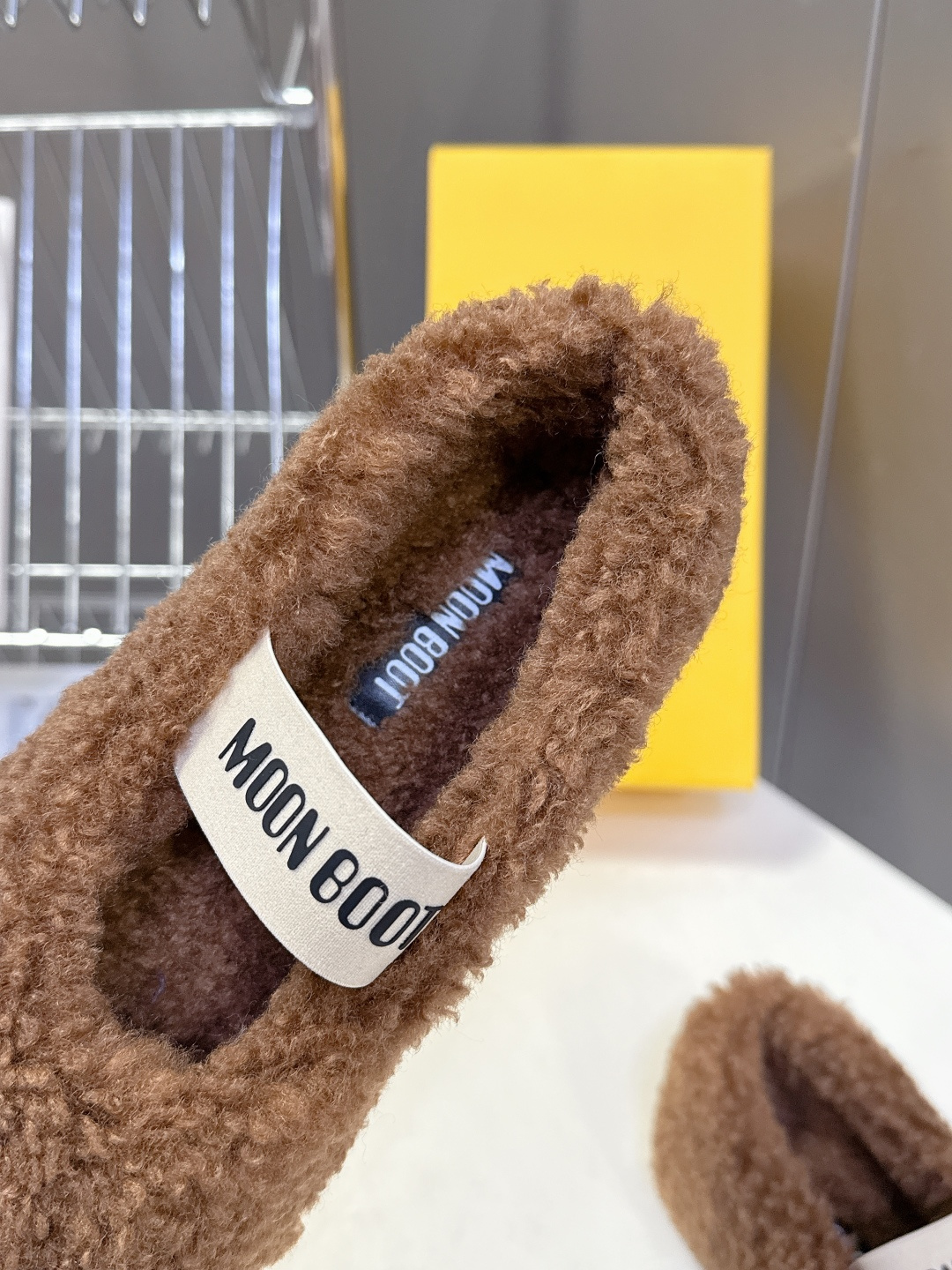 Moon Boot雪地靴品牌毛毛拖 毛毛鞋它以独特设计 将品牌经典与时尚前沿巧妙融合 标志性品牌大log