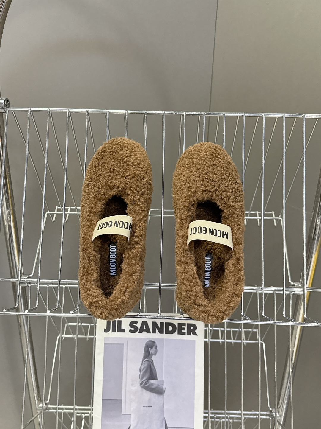 Moon Boot雪地靴品牌毛毛拖 毛毛鞋它以独特设计 将品牌经典与时尚前沿巧妙融合 标志性品牌大log