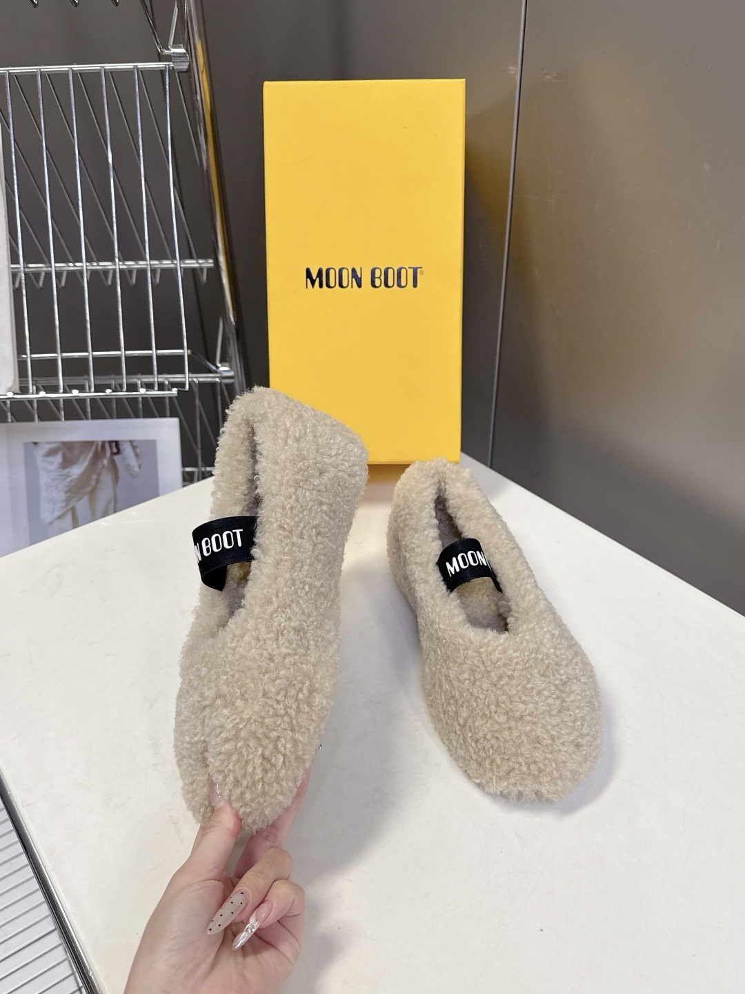 Moon Boot雪地靴品牌毛毛拖 毛毛鞋它以独特设计 将品牌经典与时尚前沿巧妙融合 标志性品牌大log