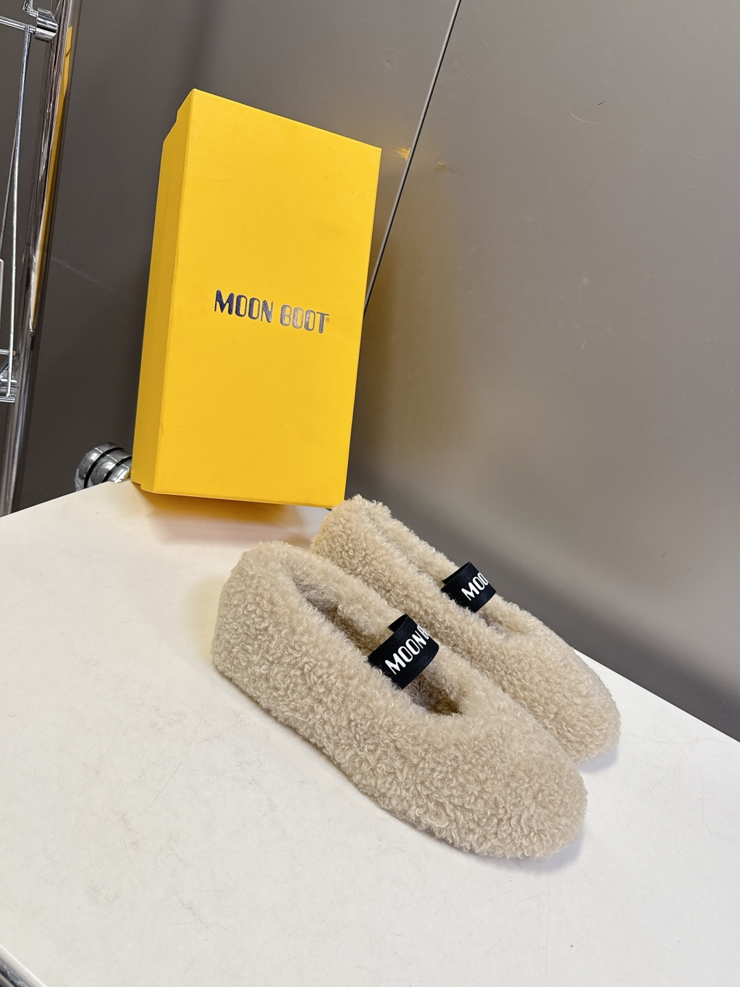 Moon Boot雪地靴品牌毛毛拖 毛毛鞋它以独特设计 将品牌经典与时尚前沿巧妙融合 标志性品牌大log