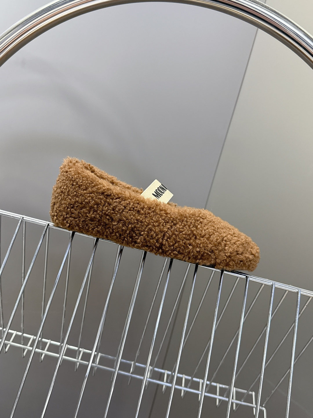 Moon Boot雪地靴品牌毛毛拖 毛毛鞋它以独特设计 将品牌经典与时尚前沿巧妙融合 标志性品牌大log