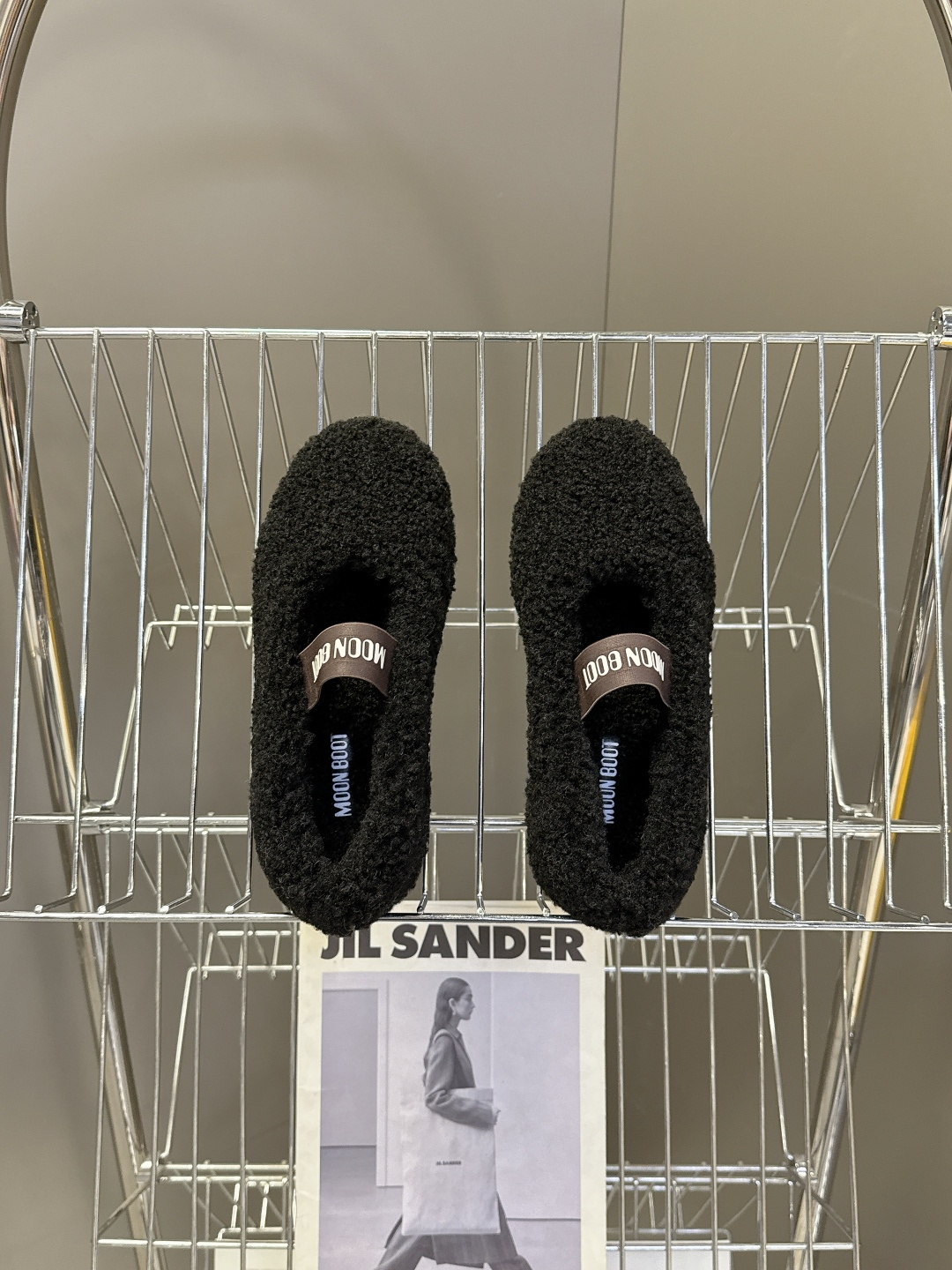 Moon Boot雪地靴品牌毛毛拖 毛毛鞋它以独特设计 将品牌经典与时尚前沿巧妙融合 标志性品牌大log