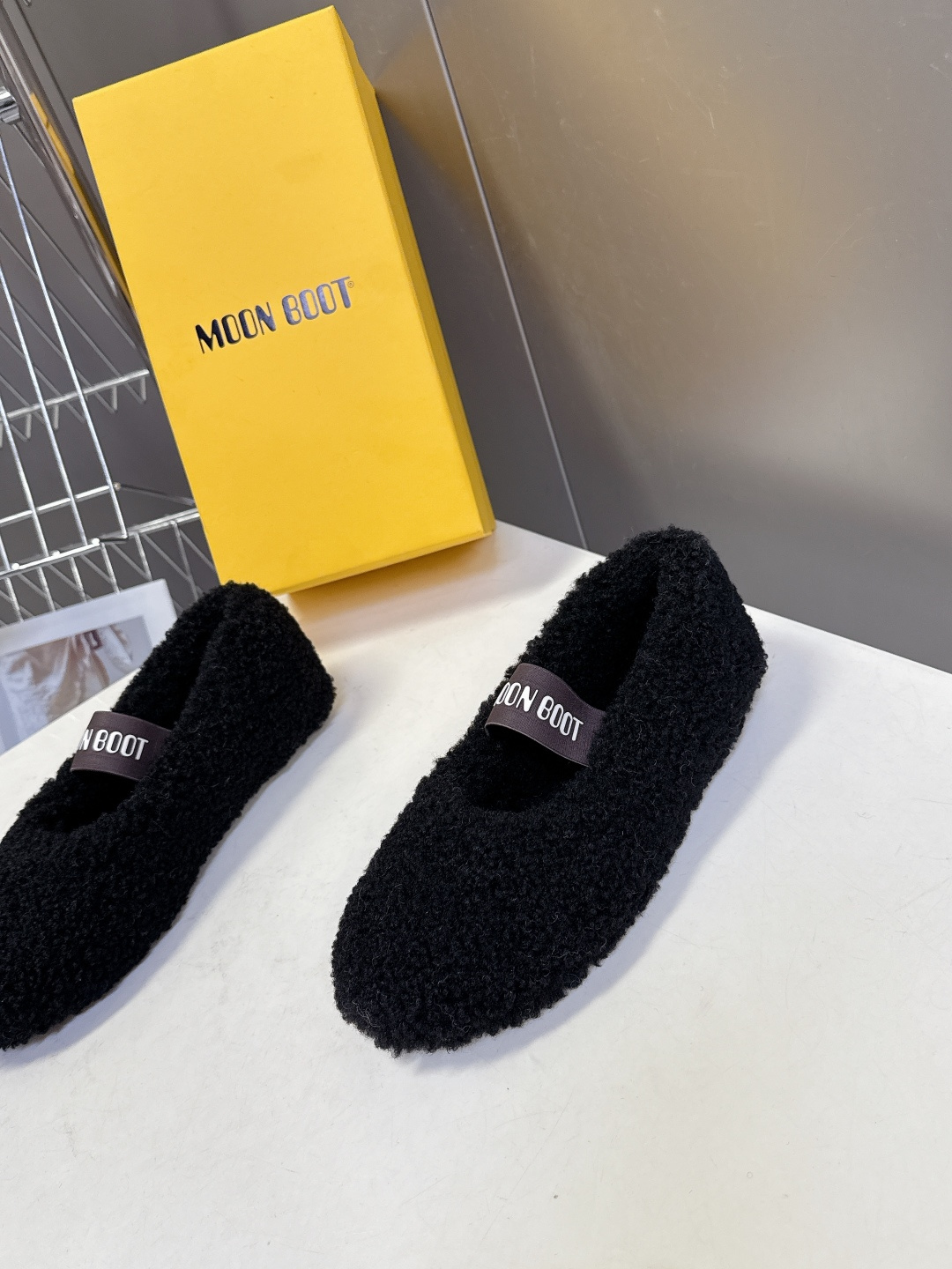 Moon Boot雪地靴品牌毛毛拖 毛毛鞋它以独特设计 将品牌经典与时尚前沿巧妙融合 标志性品牌大log