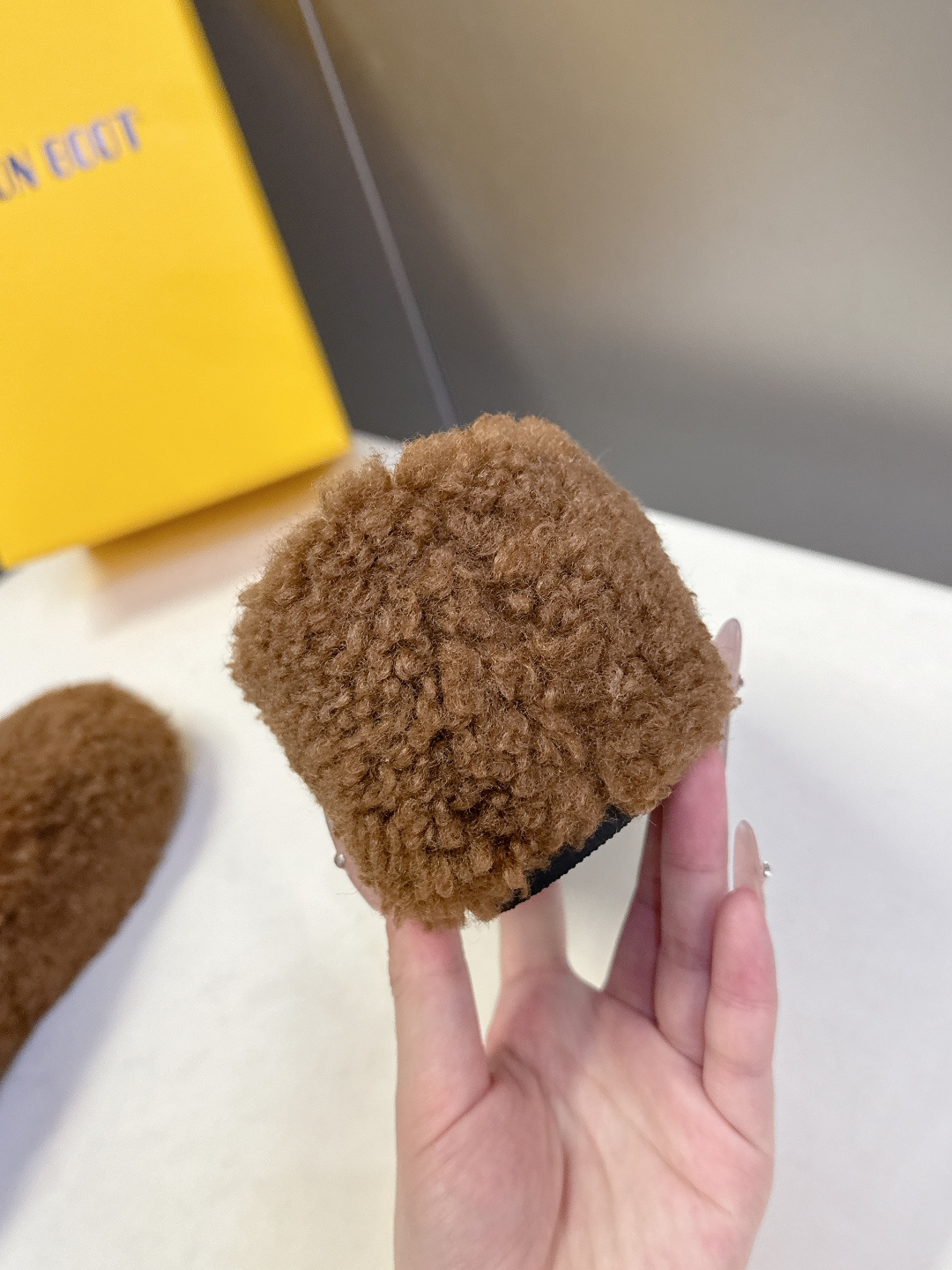 Moon Boot雪地靴品牌毛毛拖 毛毛鞋它以独特设计 将品牌经典与时尚前沿巧妙融合 标志性品牌大log