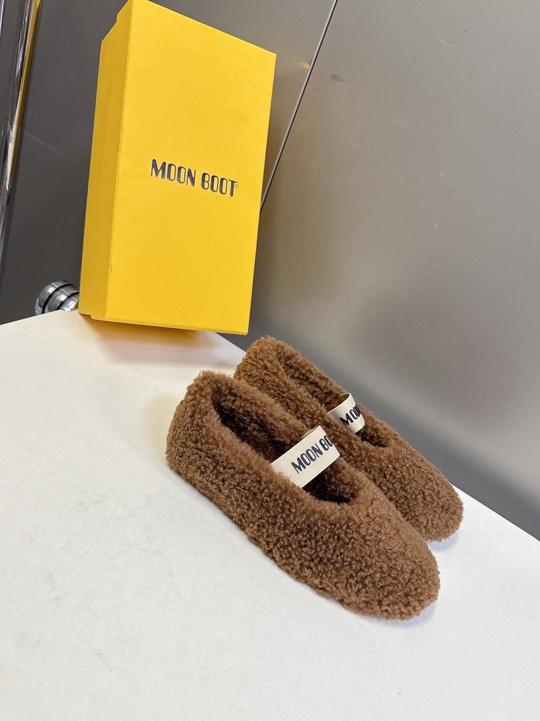 Moon Boot雪地靴品牌毛毛拖 毛毛鞋它以独特设计 将品牌经典与时尚前沿巧妙融合 标志性品牌大log