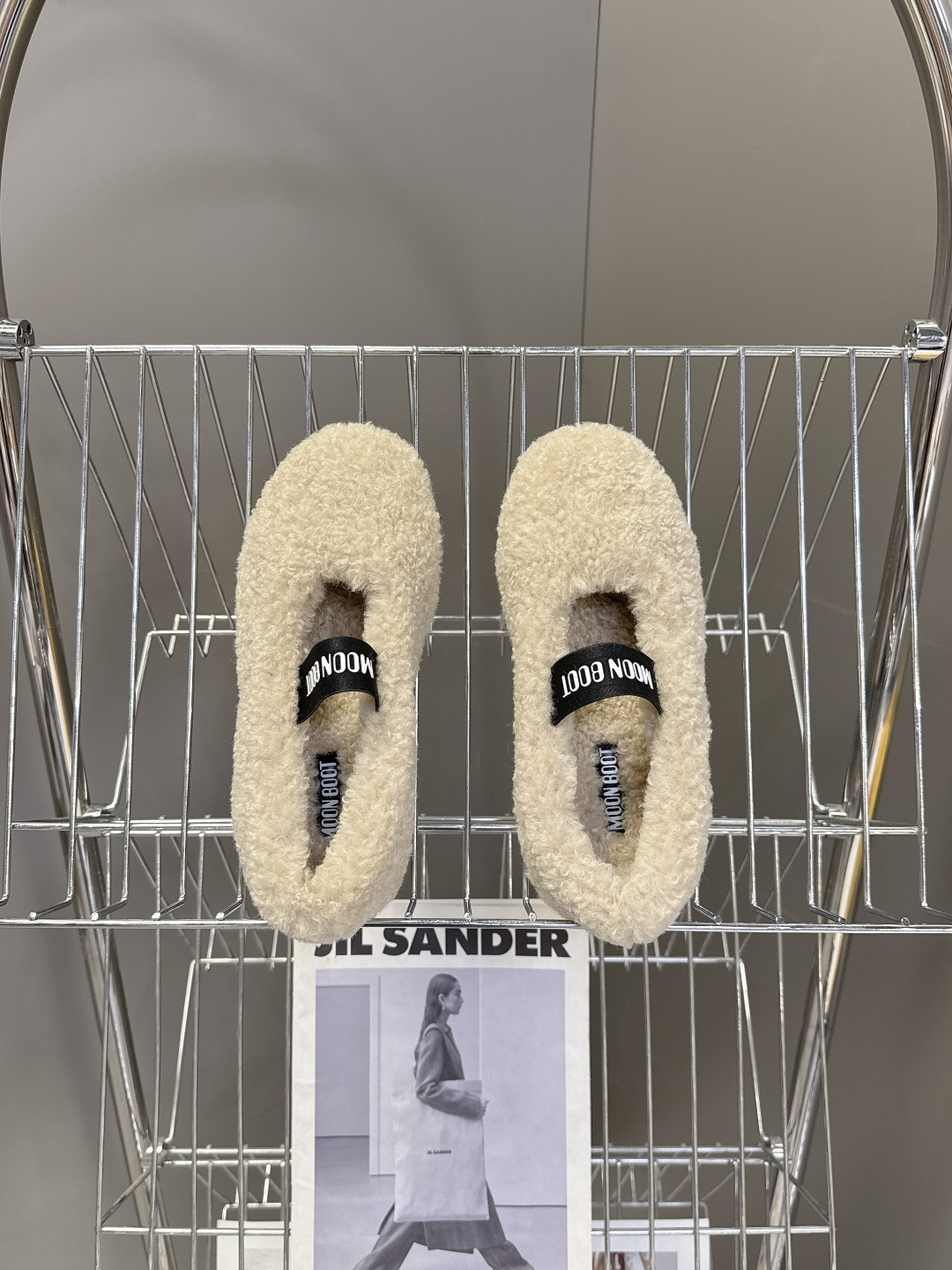 Moon Boot雪地靴品牌毛毛拖 毛毛鞋它以独特设计 将品牌经典与时尚前沿巧妙融合 标志性品牌大log