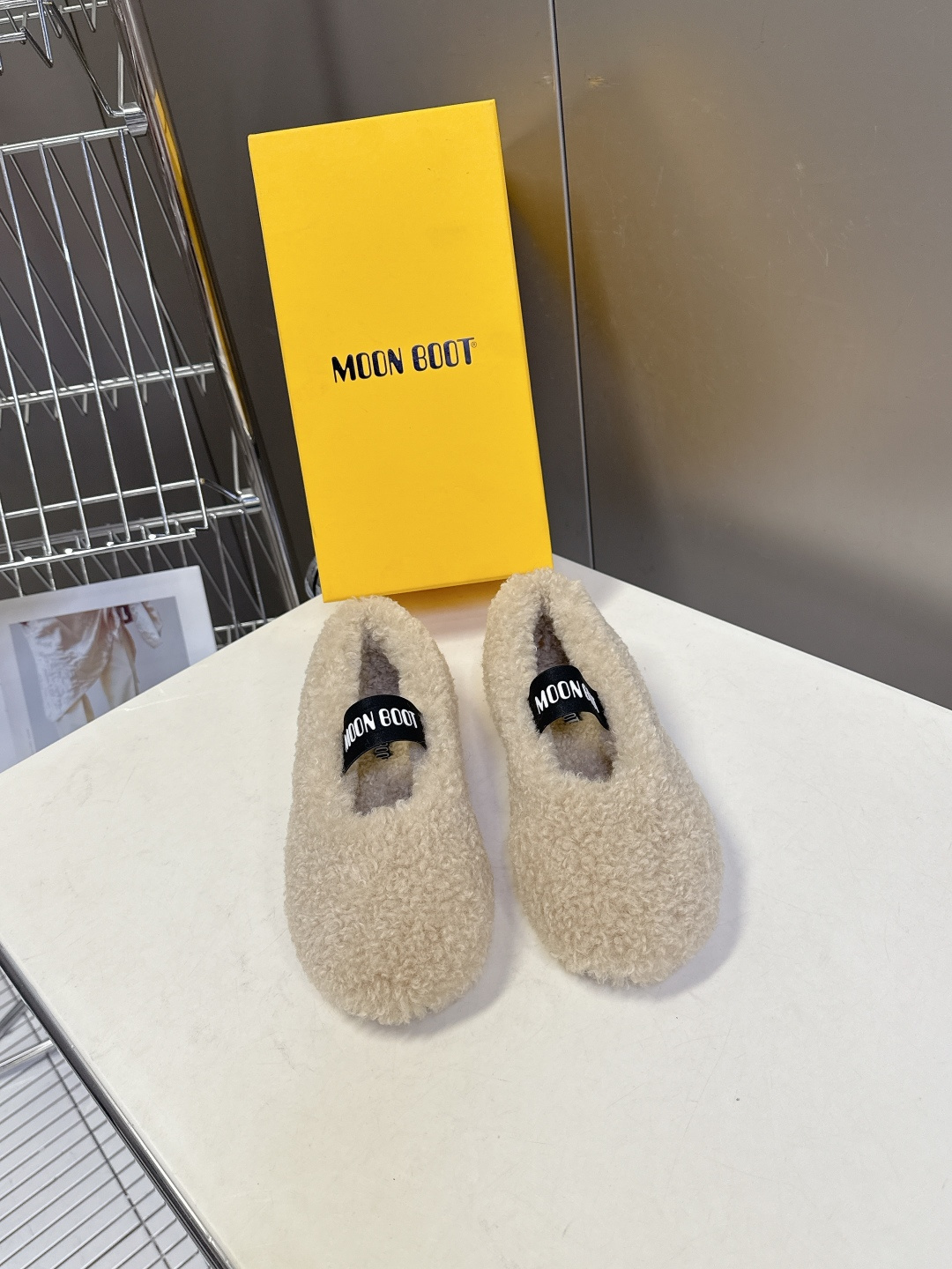 Moon Boot雪地靴品牌毛毛拖 毛毛鞋它以独特设计 将品牌经典与时尚前沿巧妙融合 标志性品牌大log