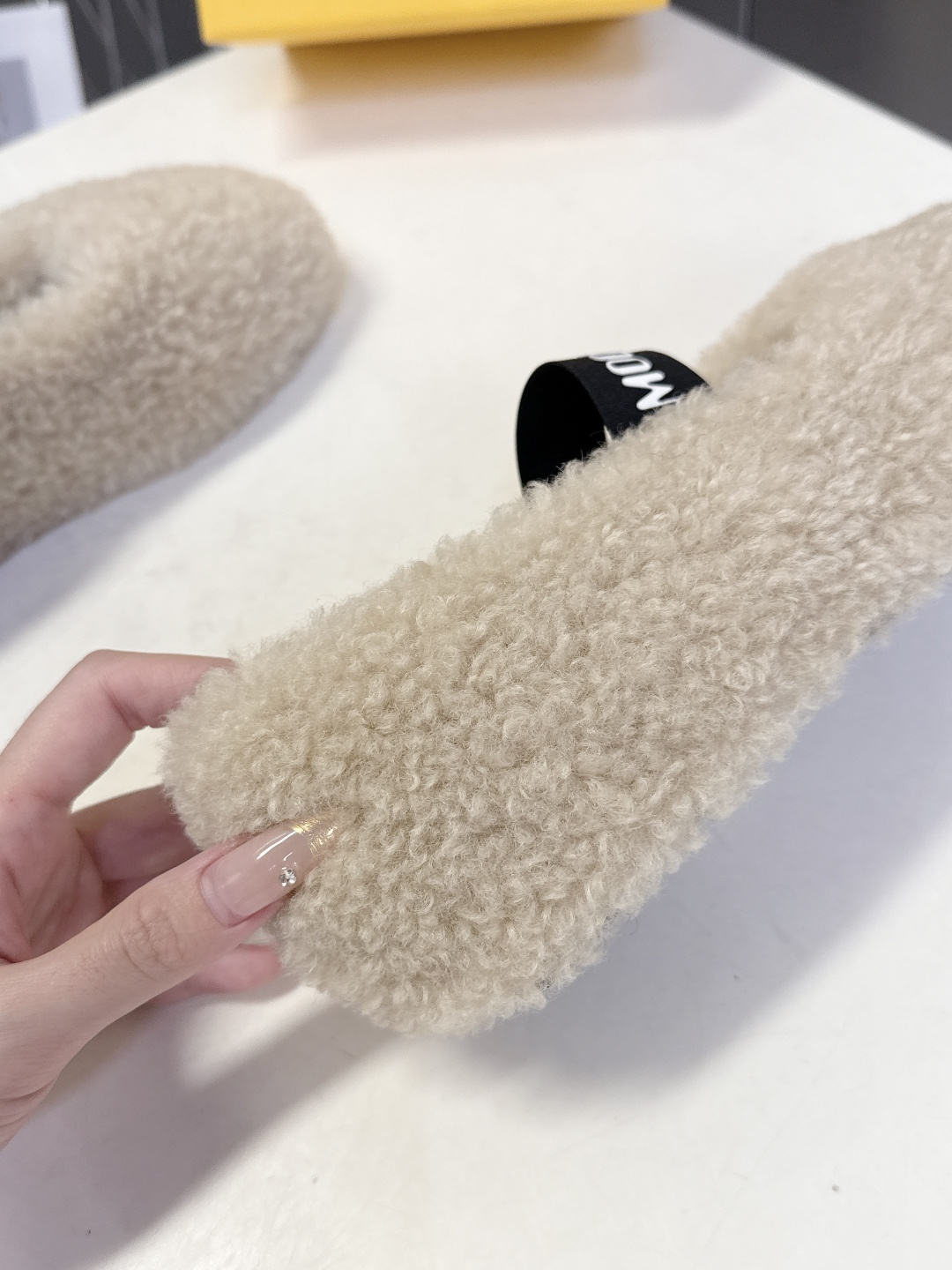 Moon Boot雪地靴品牌毛毛拖 毛毛鞋它以独特设计 将品牌经典与时尚前沿巧妙融合 标志性品牌大log