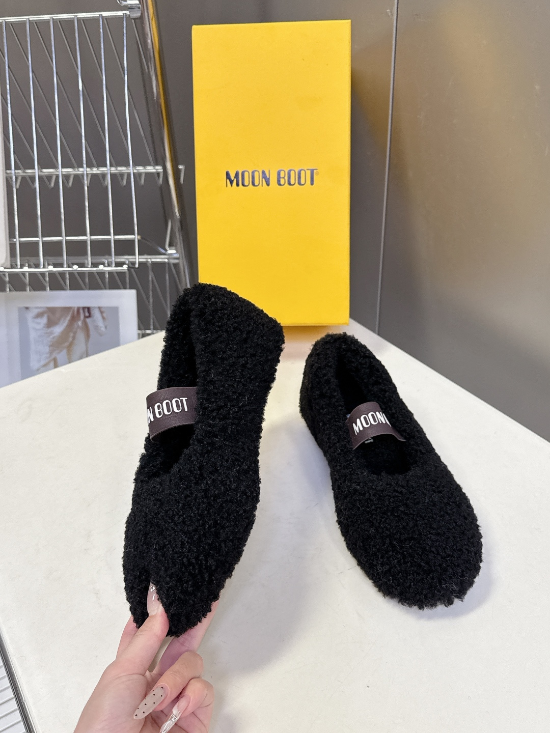 Moon Boot雪地靴品牌毛毛拖 毛毛鞋它以独特设计 将品牌经典与时尚前沿巧妙融合 标志性品牌大log