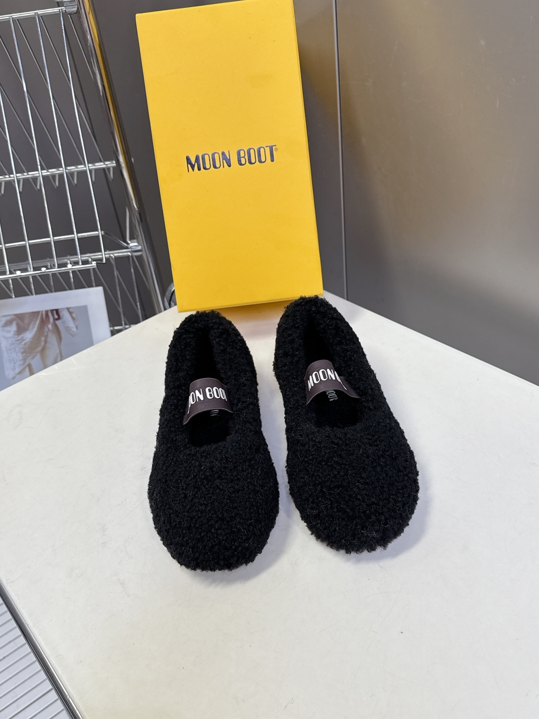 Moon Boot雪地靴品牌毛毛拖 毛毛鞋它以独特设计 将品牌经典与时尚前沿巧妙融合 标志性品牌大log