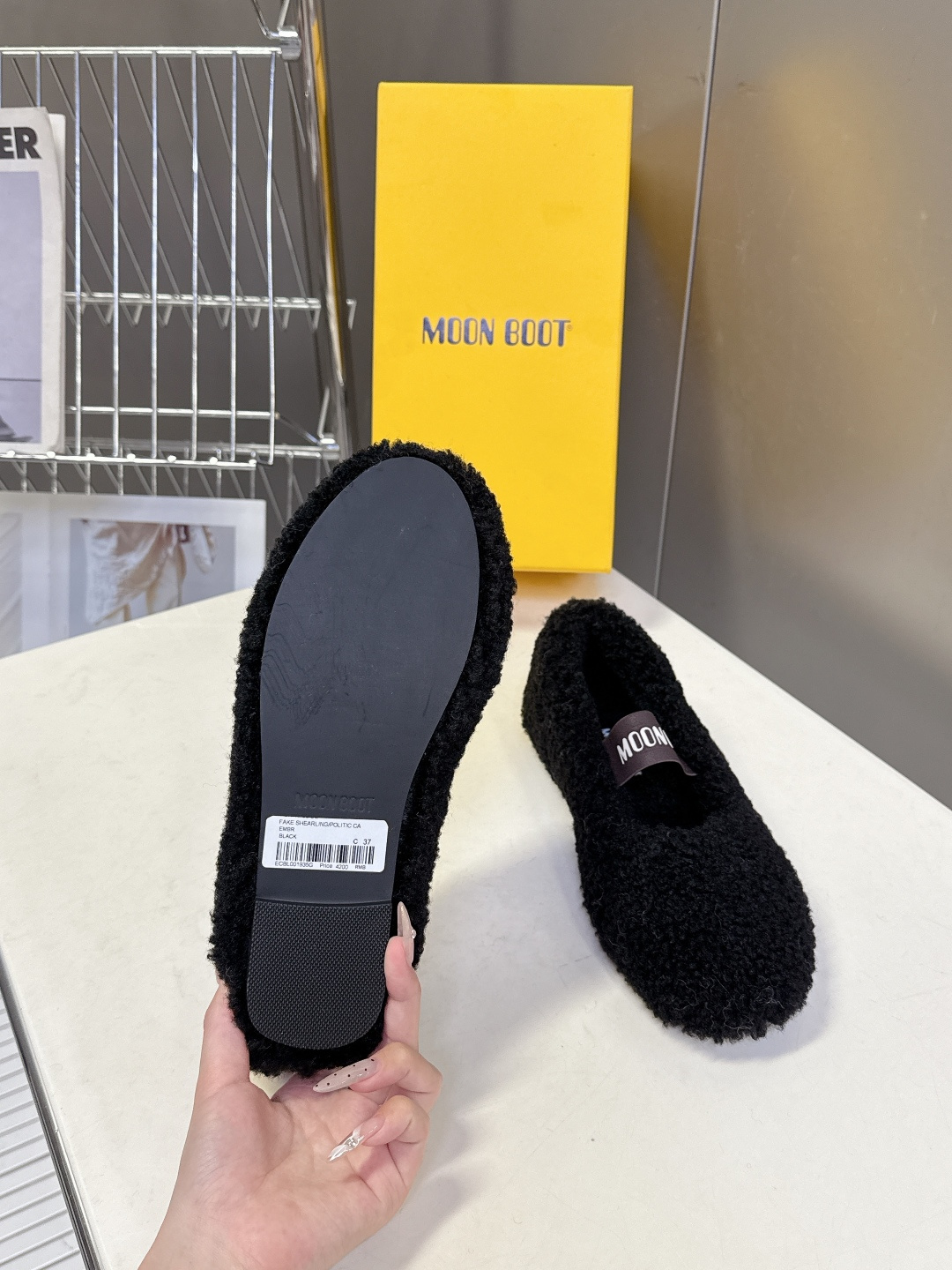 Moon Boot雪地靴品牌毛毛拖 毛毛鞋它以独特设计 将品牌经典与时尚前沿巧妙融合 标志性品牌大log