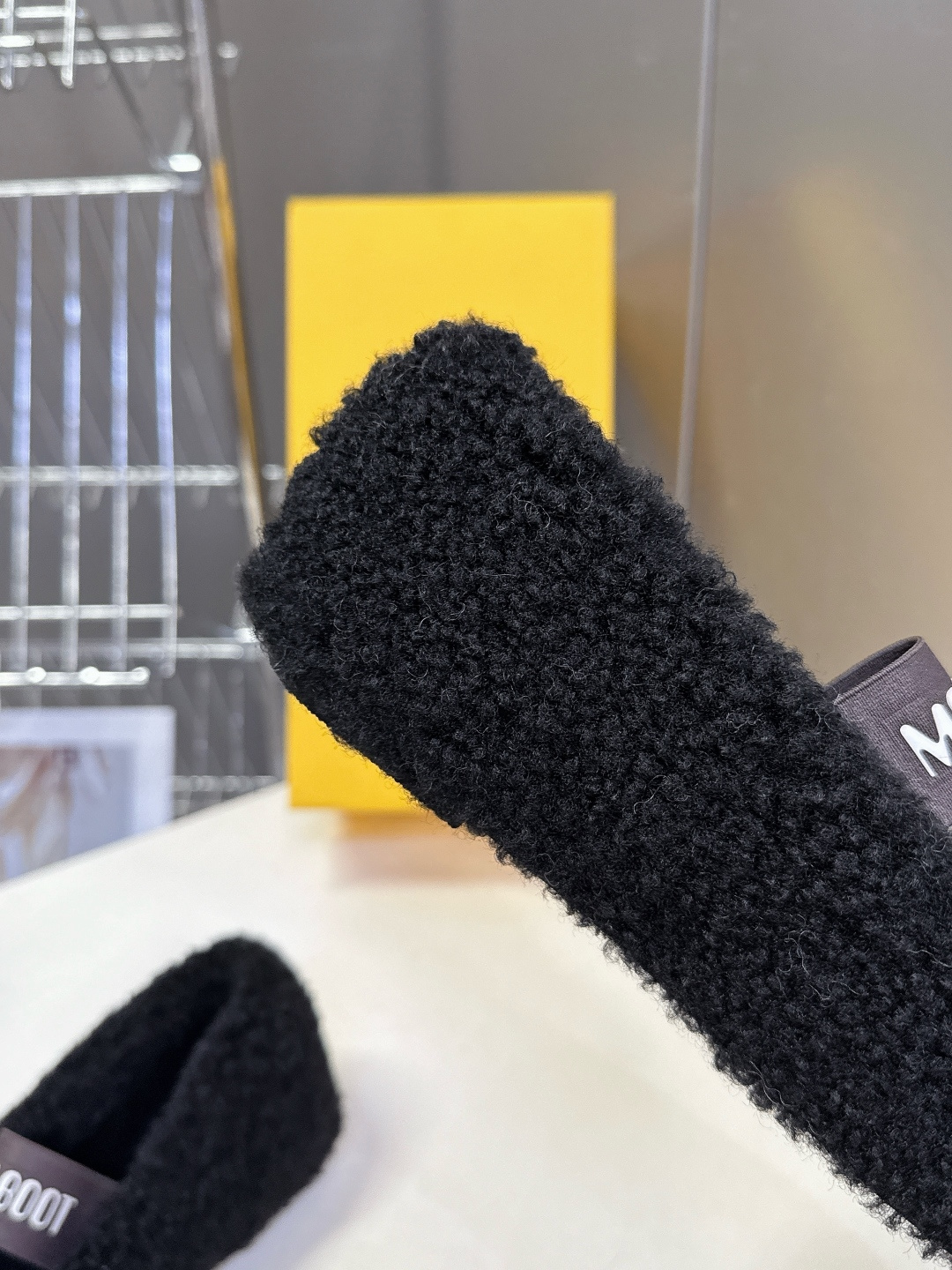 Moon Boot雪地靴品牌毛毛拖 毛毛鞋它以独特设计 将品牌经典与时尚前沿巧妙融合 标志性品牌大log