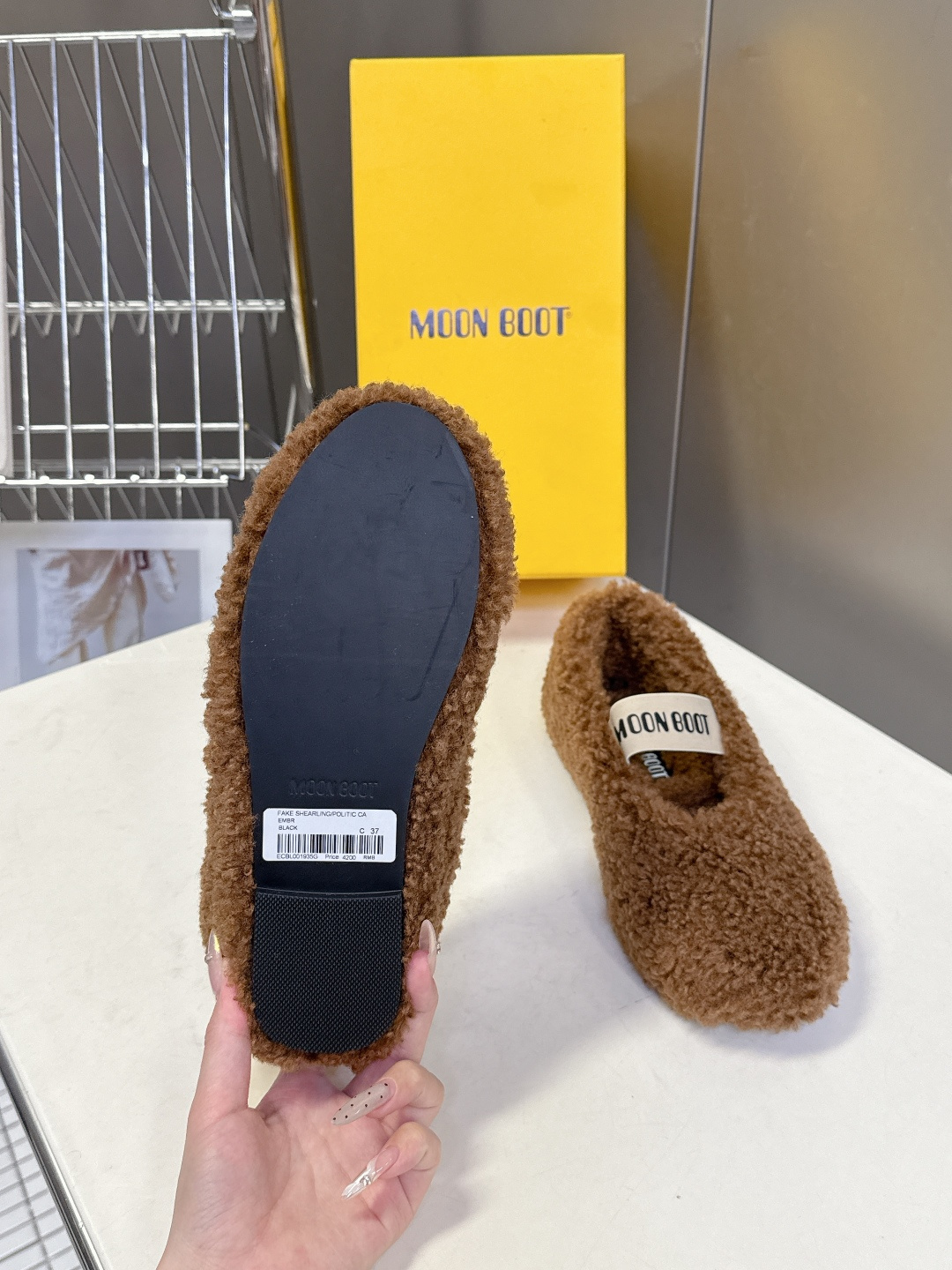 Moon Boot雪地靴品牌毛毛拖 毛毛鞋它以独特设计 将品牌经典与时尚前沿巧妙融合 标志性品牌大log