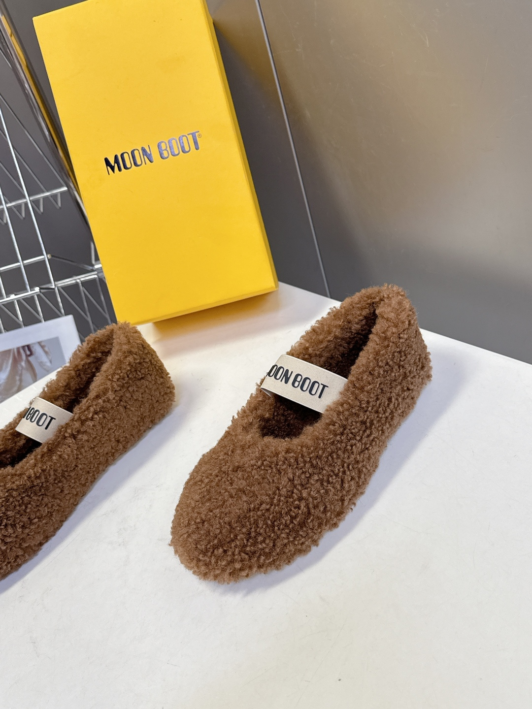 Moon Boot雪地靴品牌毛毛拖 毛毛鞋它以独特设计 将品牌经典与时尚前沿巧妙融合 标志性品牌大log