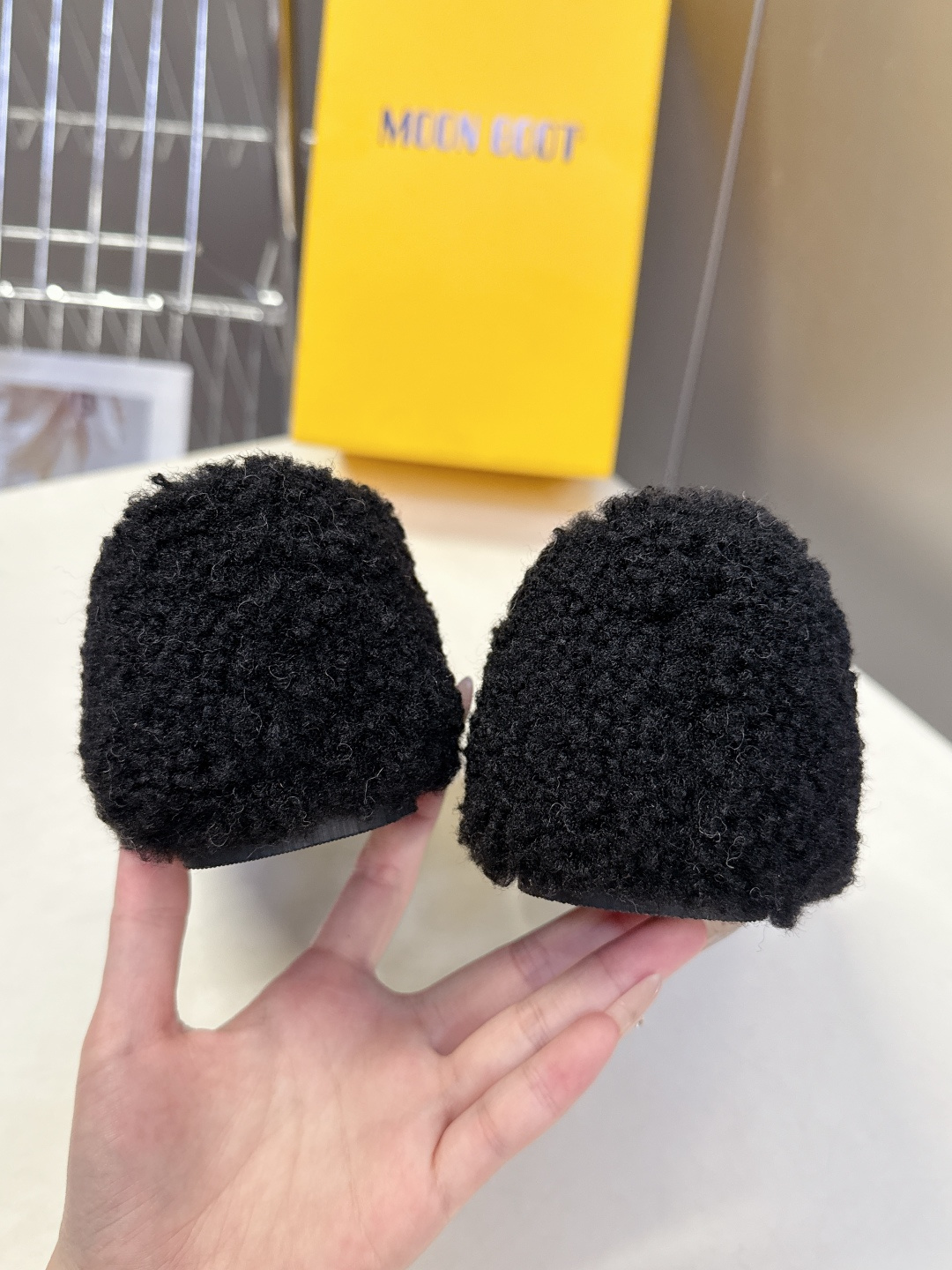 Moon Boot雪地靴品牌毛毛拖 毛毛鞋它以独特设计 将品牌经典与时尚前沿巧妙融合 标志性品牌大log