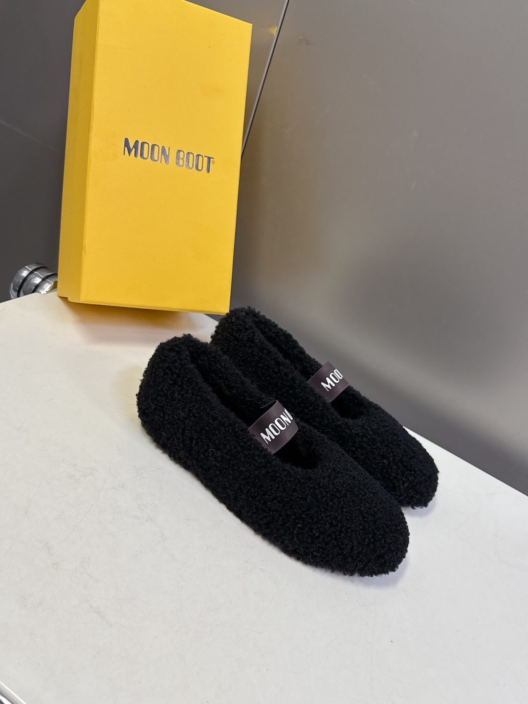 Moon Boot雪地靴品牌毛毛拖 毛毛鞋它以独特设计 将品牌经典与时尚前沿巧妙融合 标志性品牌大log