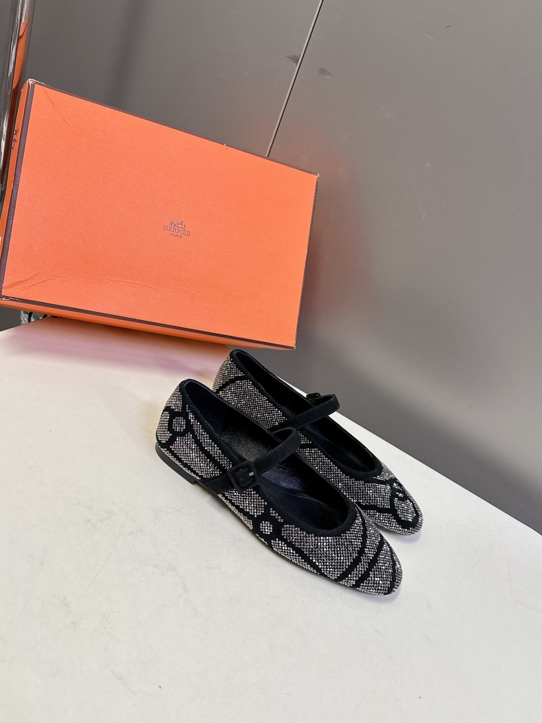 Hermes爱马仕春夏最新满钻时装鞋 柜柜超难配货 经典的圆头版型 上脚超级百搭好看时髦 超多明星网红种