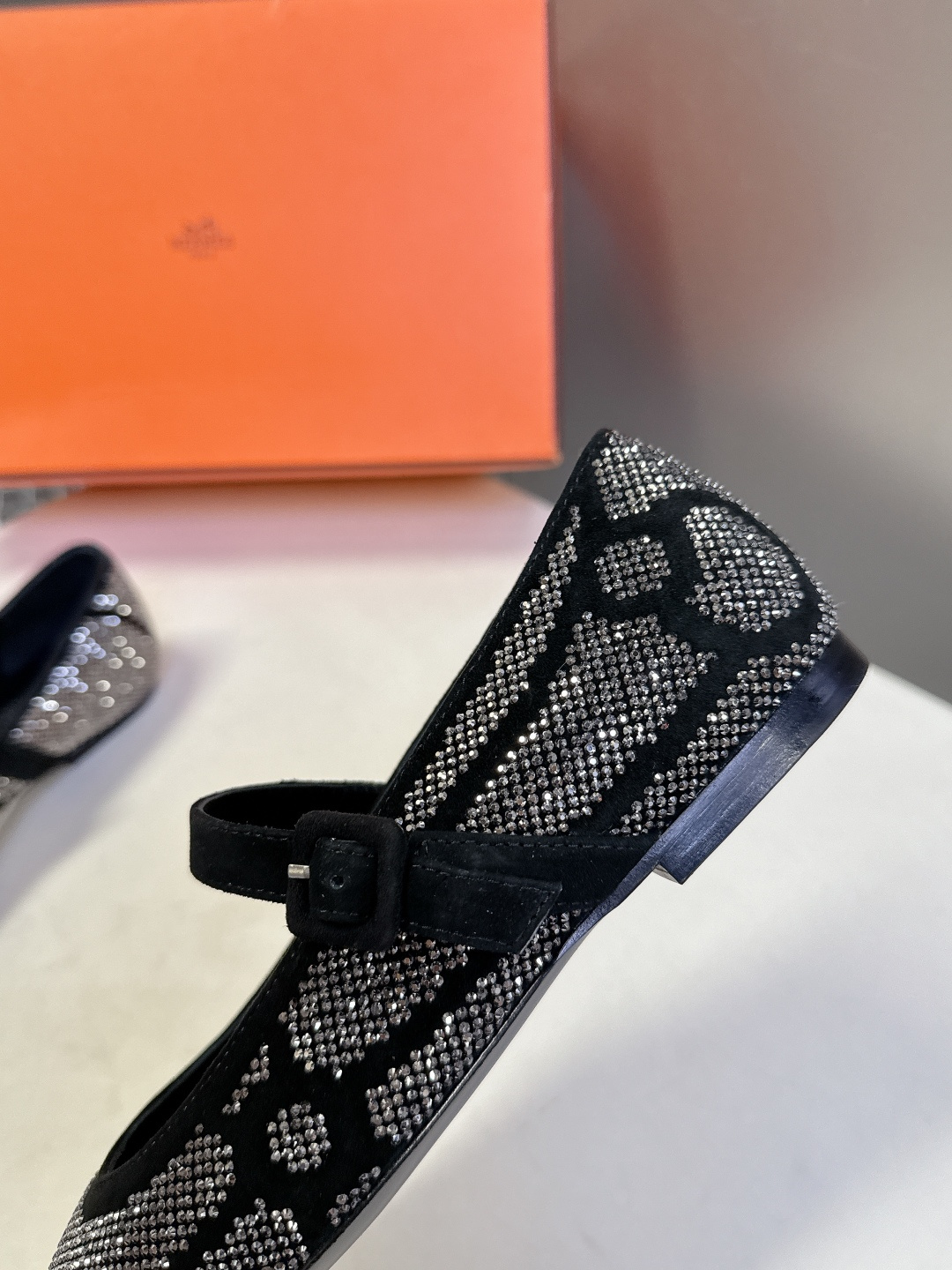 Hermes爱马仕春夏最新满钻时装鞋 柜柜超难配货 经典的圆头版型 上脚超级百搭好看时髦 超多明星网红种