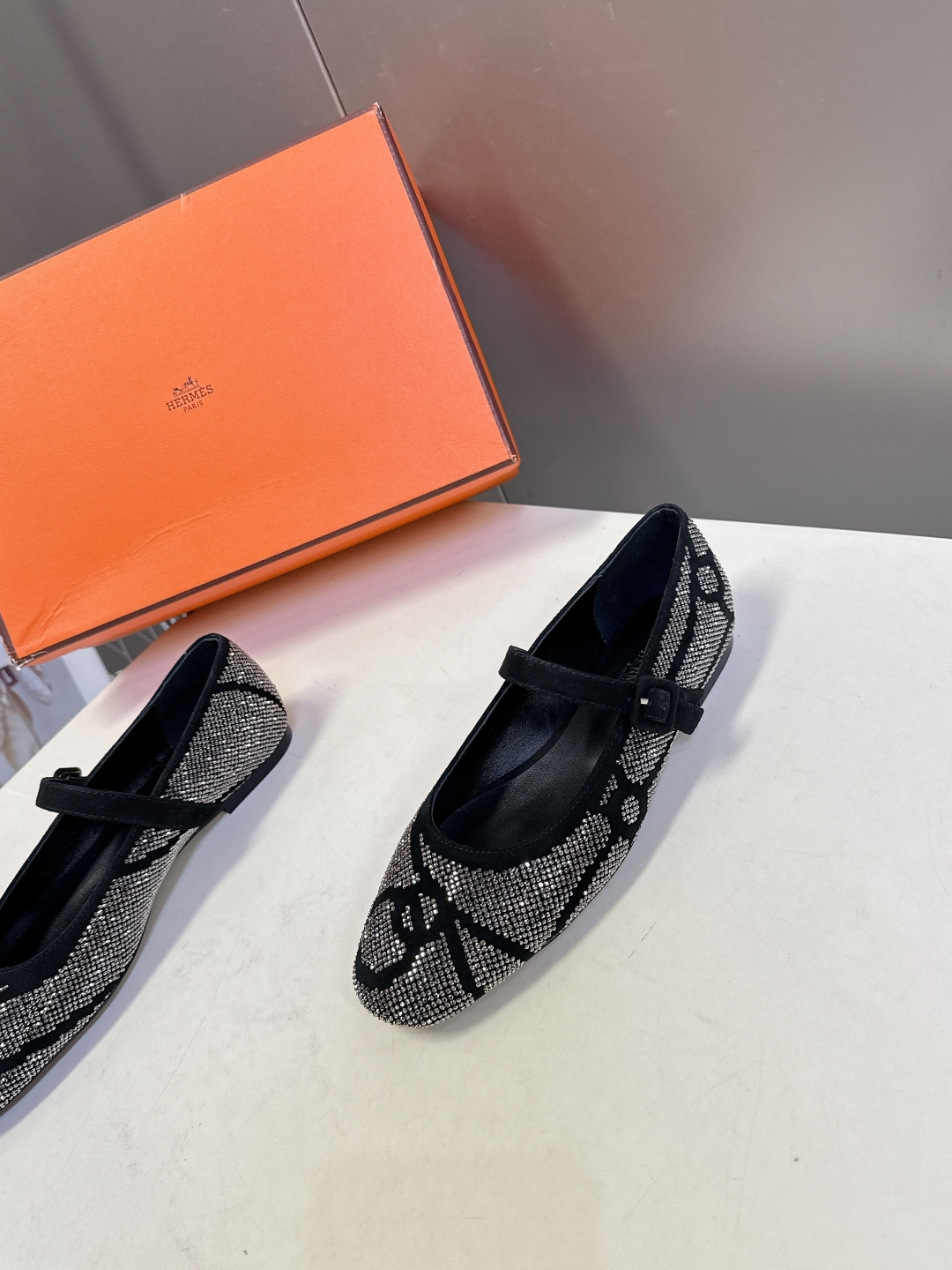 Hermes爱马仕春夏最新满钻时装鞋 柜柜超难配货 经典的圆头版型 上脚超级百搭好看时髦 超多明星网红种
