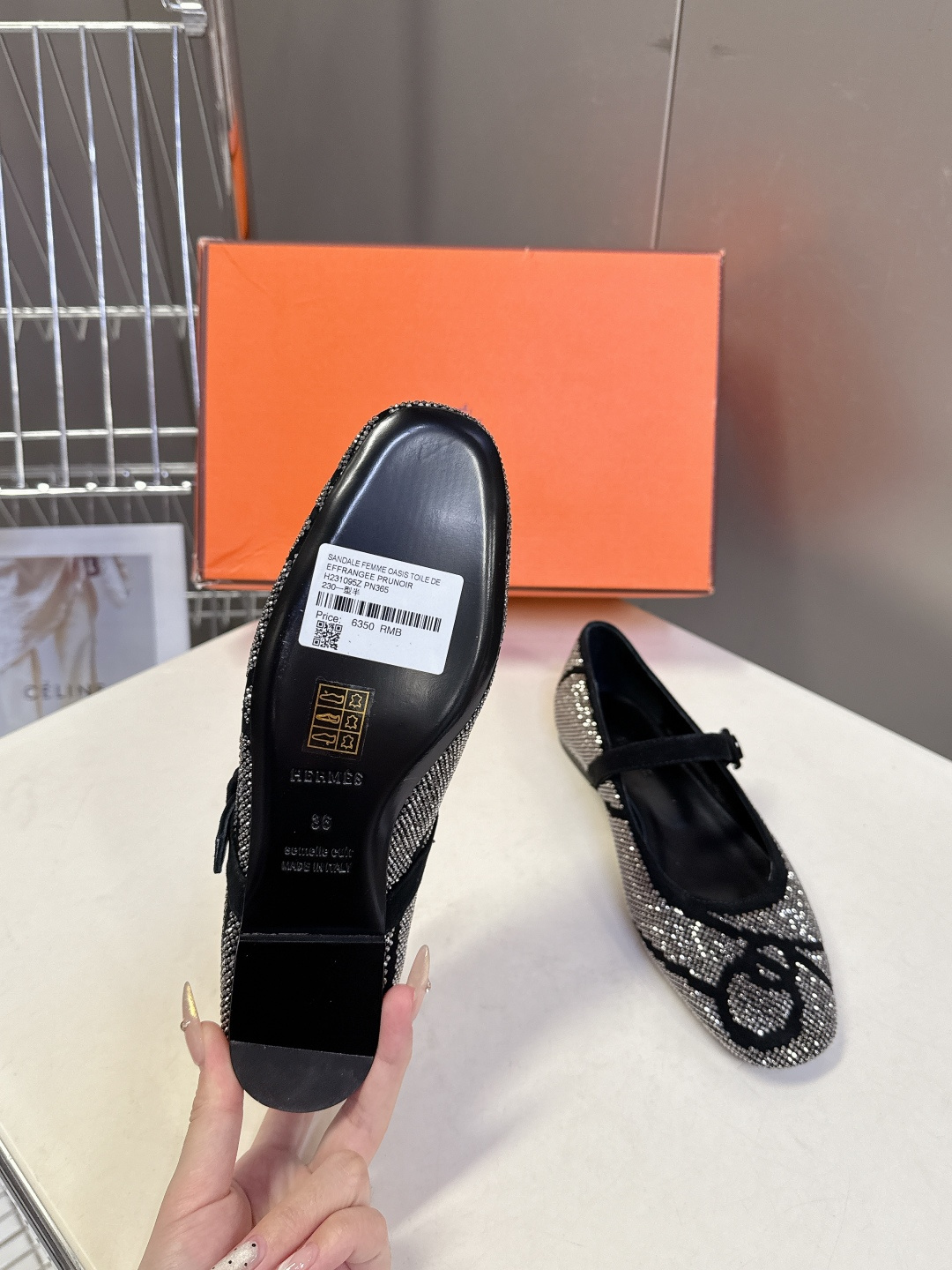 Hermes爱马仕春夏最新满钻时装鞋 柜柜超难配货 经典的圆头版型 上脚超级百搭好看时髦 超多明星网红种