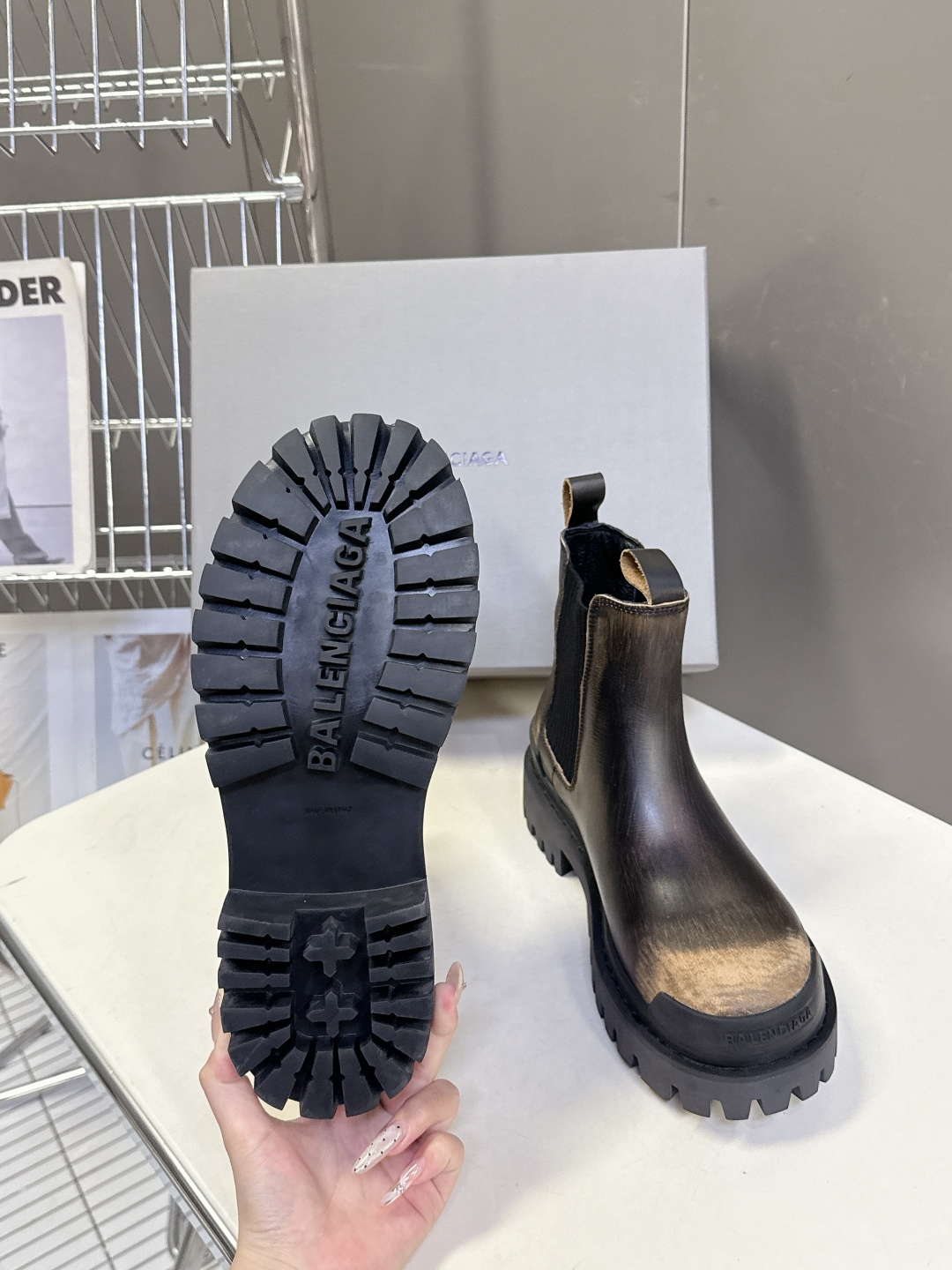 BALENCIAGA巴黎世家秋冬最新款情侣高帮 做旧复古风格，以崭新视角演绎“中古风”黑色百搭经典配色 