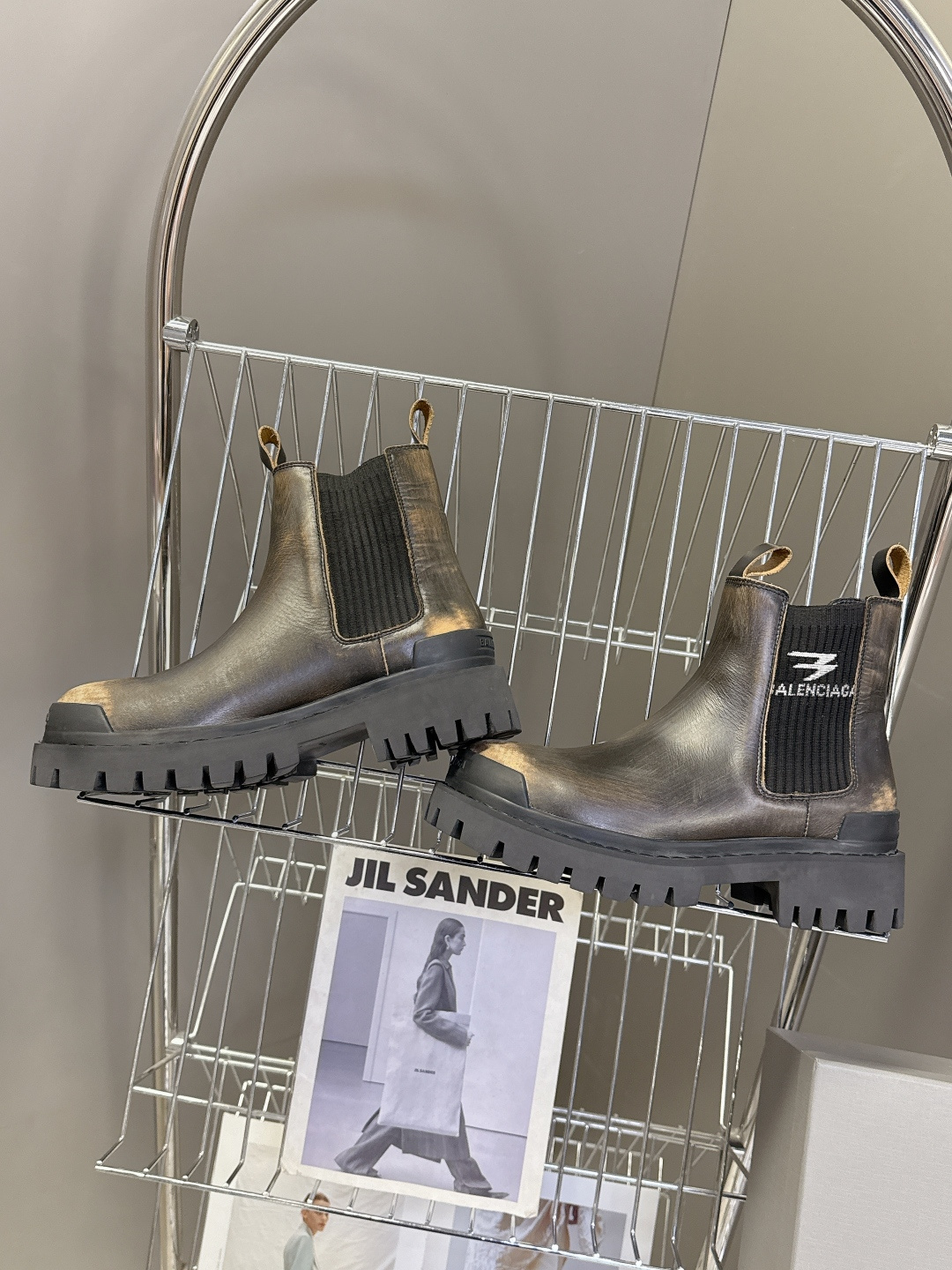 BALENCIAGA巴黎世家秋冬最新款情侣高帮 做旧复古风格，以崭新视角演绎“中古风”黑色百搭经典配色 