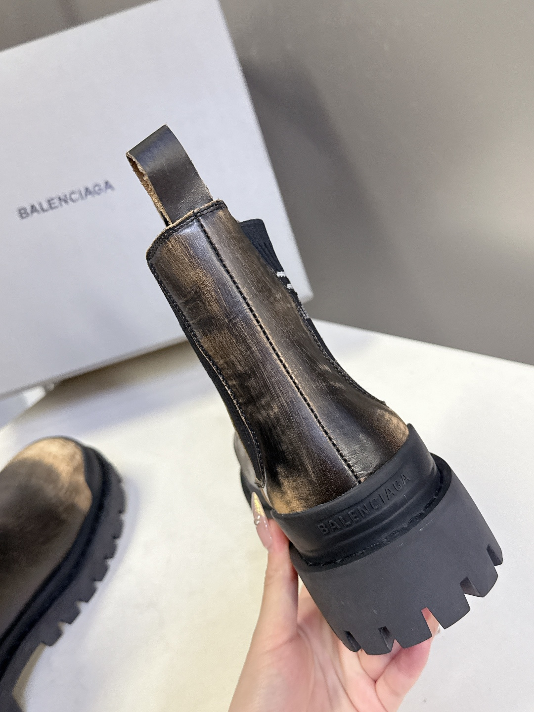 BALENCIAGA巴黎世家秋冬最新款情侣高帮 做旧复古风格，以崭新视角演绎“中古风”黑色百搭经典配色 