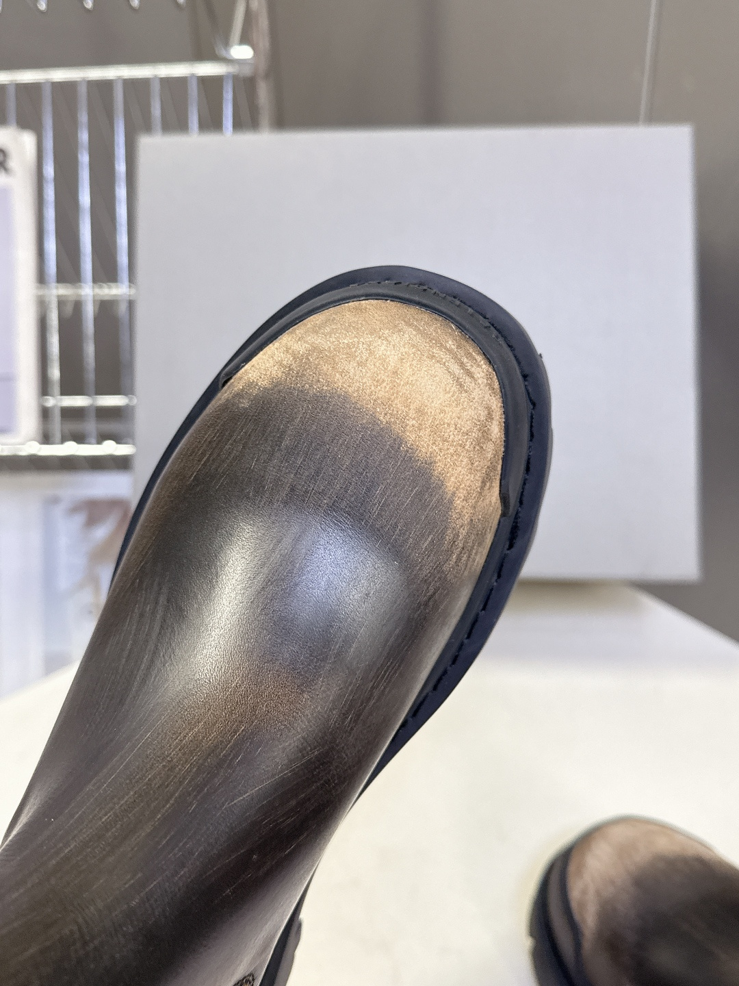 BALENCIAGA巴黎世家秋冬最新款情侣高帮 做旧复古风格，以崭新视角演绎“中古风”黑色百搭经典配色 