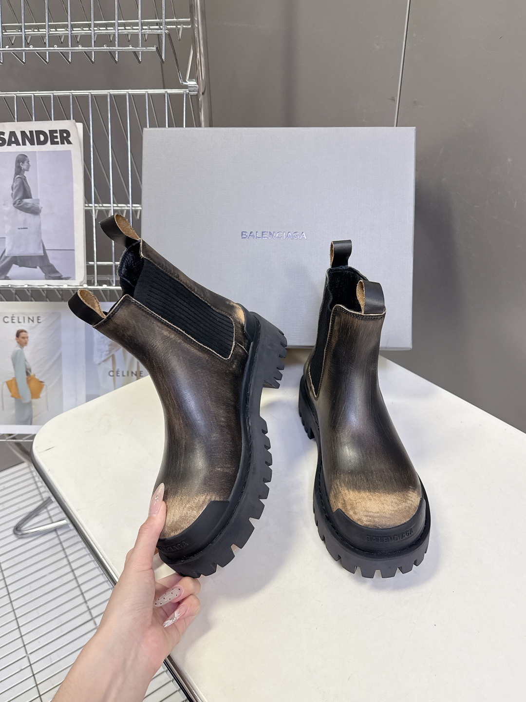 BALENCIAGA巴黎世家秋冬最新款情侣高帮 做旧复古风格，以崭新视角演绎“中古风”黑色百搭经典配色 