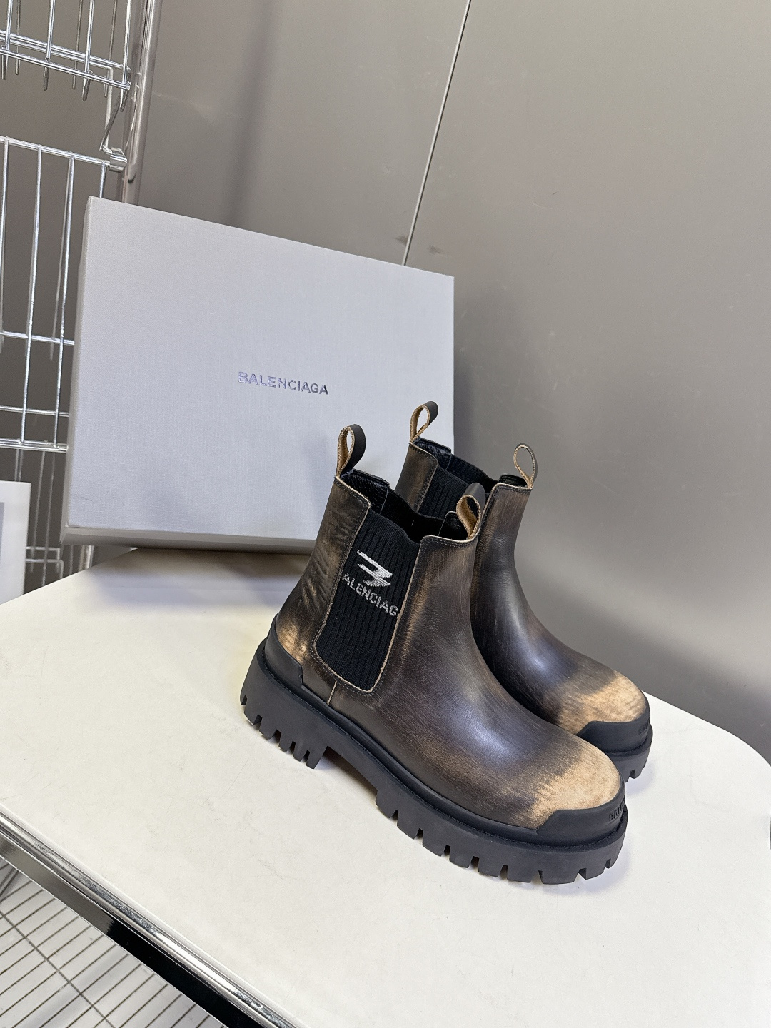BALENCIAGA巴黎世家秋冬最新款情侣高帮 做旧复古风格，以崭新视角演绎“中古风”黑色百搭经典配色 