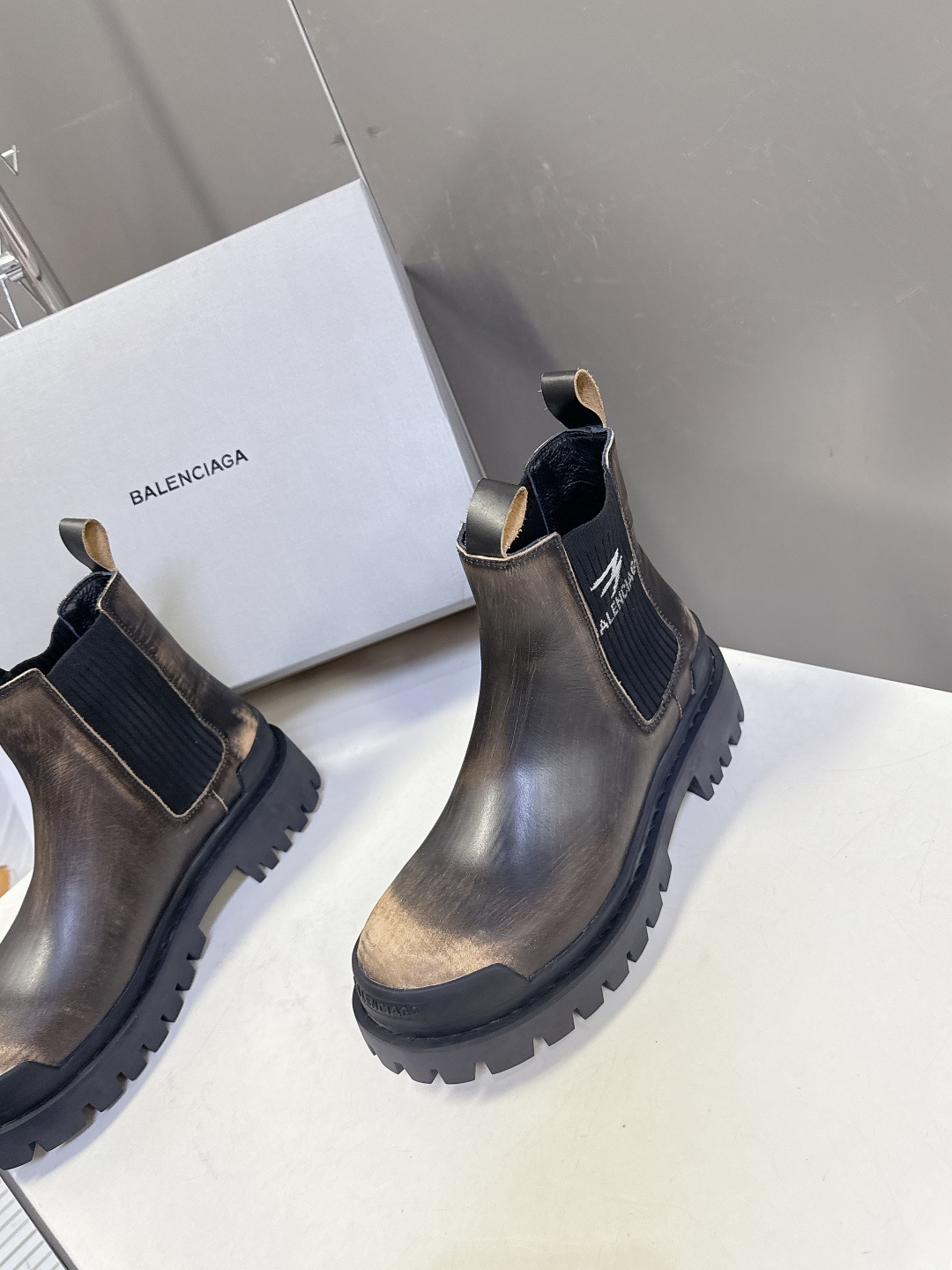 BALENCIAGA巴黎世家秋冬最新款情侣高帮 做旧复古风格，以崭新视角演绎“中古风”黑色百搭经典配色 